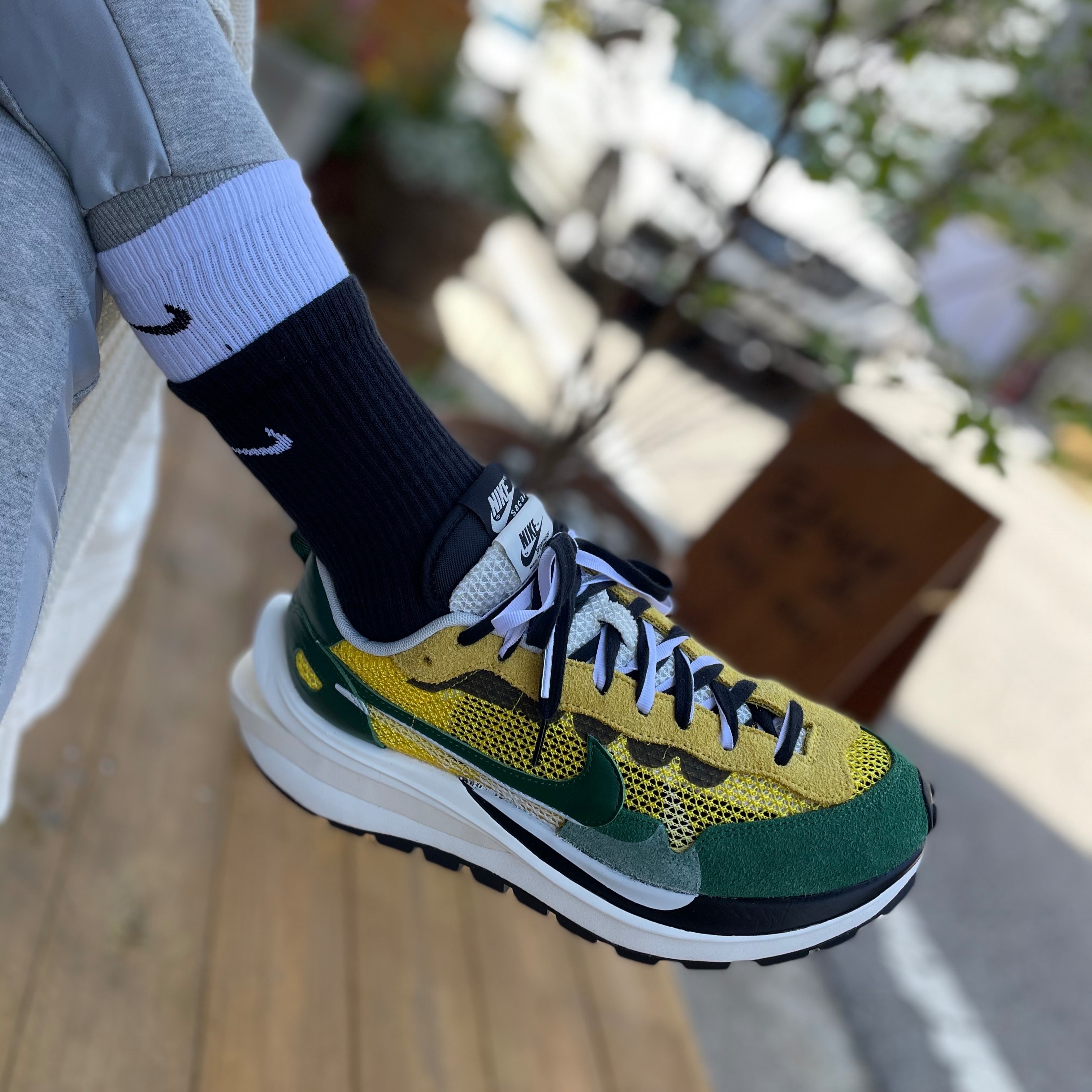 Nike x Sacai VaporWaffle Tour Yellow & Gorge Green Sail 착용 스타일