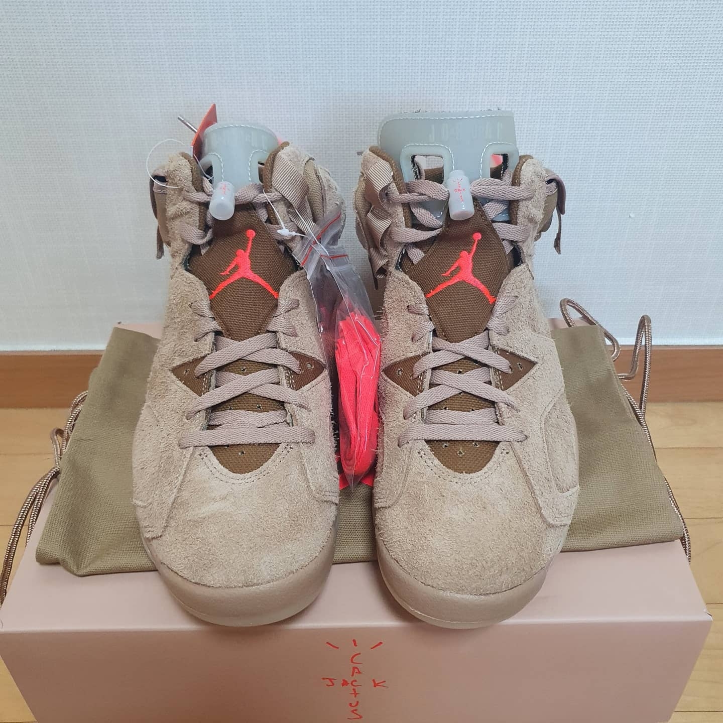 Jordan 6 x Travis Scott Retro SP British Khaki 착용 스타일 - 2