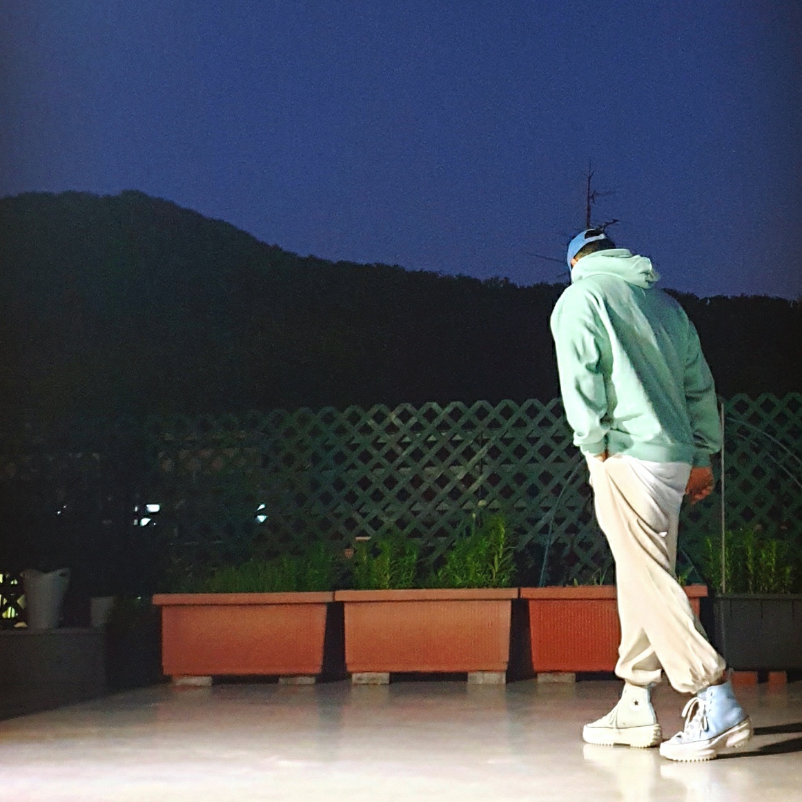 Converse Run Star Hike Hi Blue Vintage White 착용 스타일 - 2