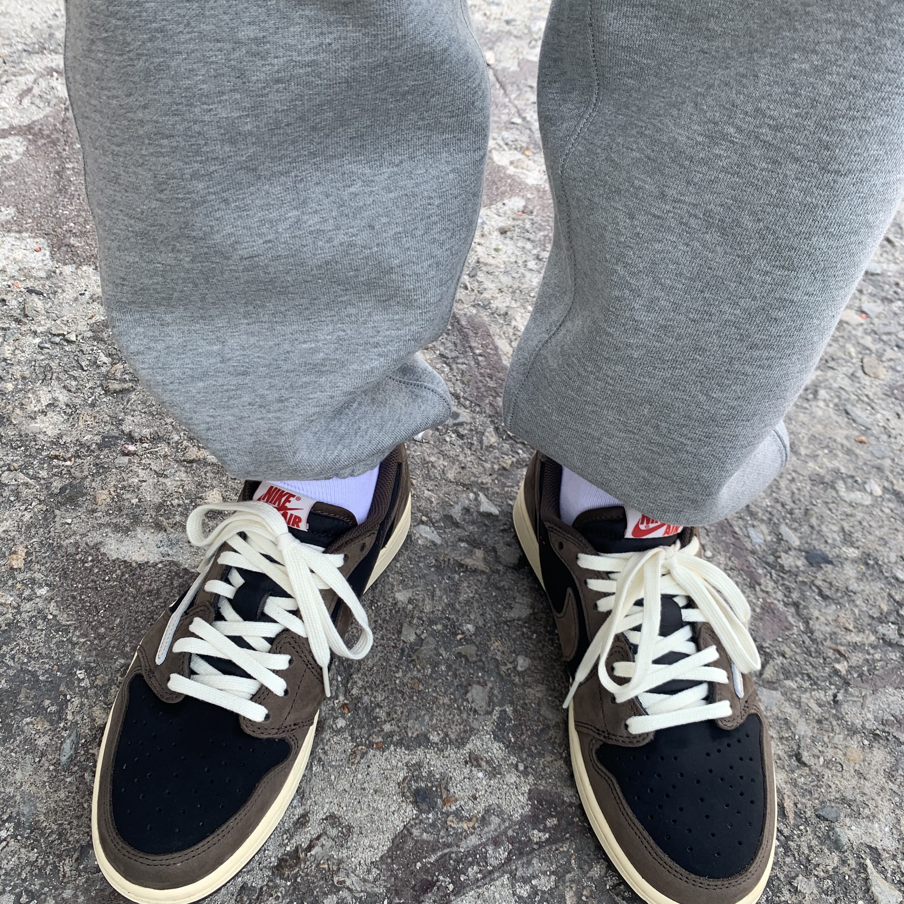 Jordan 1 x Travis Scott Retro Low OG SP Mocha, Nike x Stussy NRG ZR Fleece Pants Heather Grey - US/EU 착용 스타일