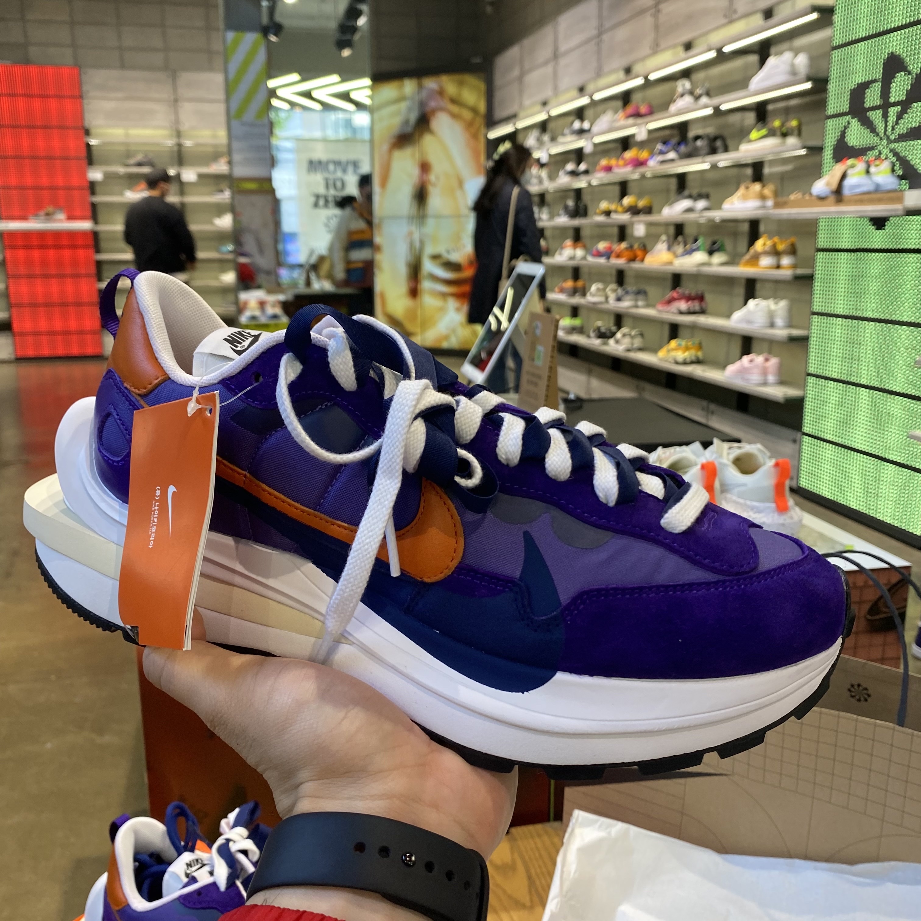 Nike x Sacai VaporWaffle Dark Iris ์ฐฉ์ฉ ์คํ์ผ