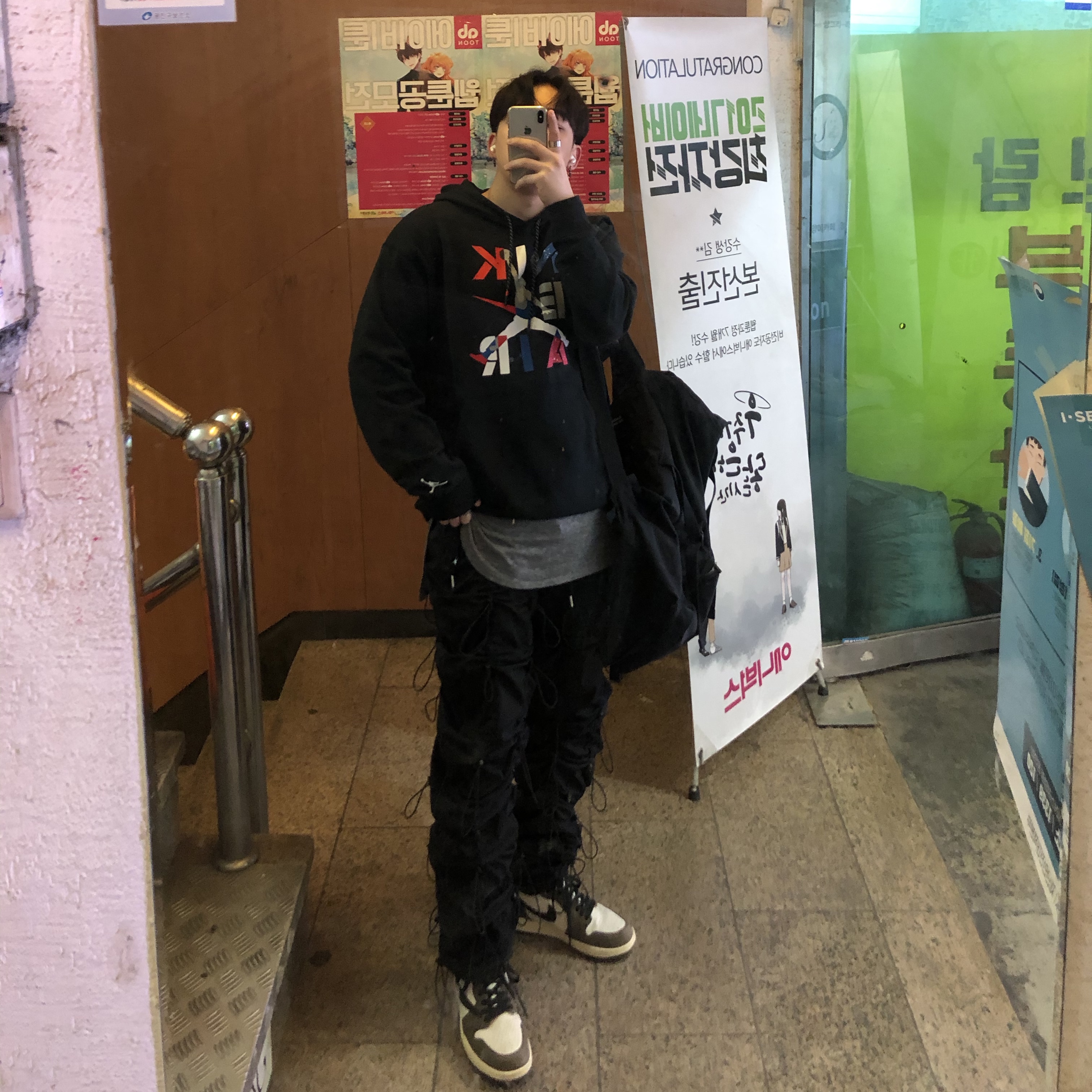 Jordan 1 x Travis Scott Retro High OG SP Mocha 착용 스타일 - 1
