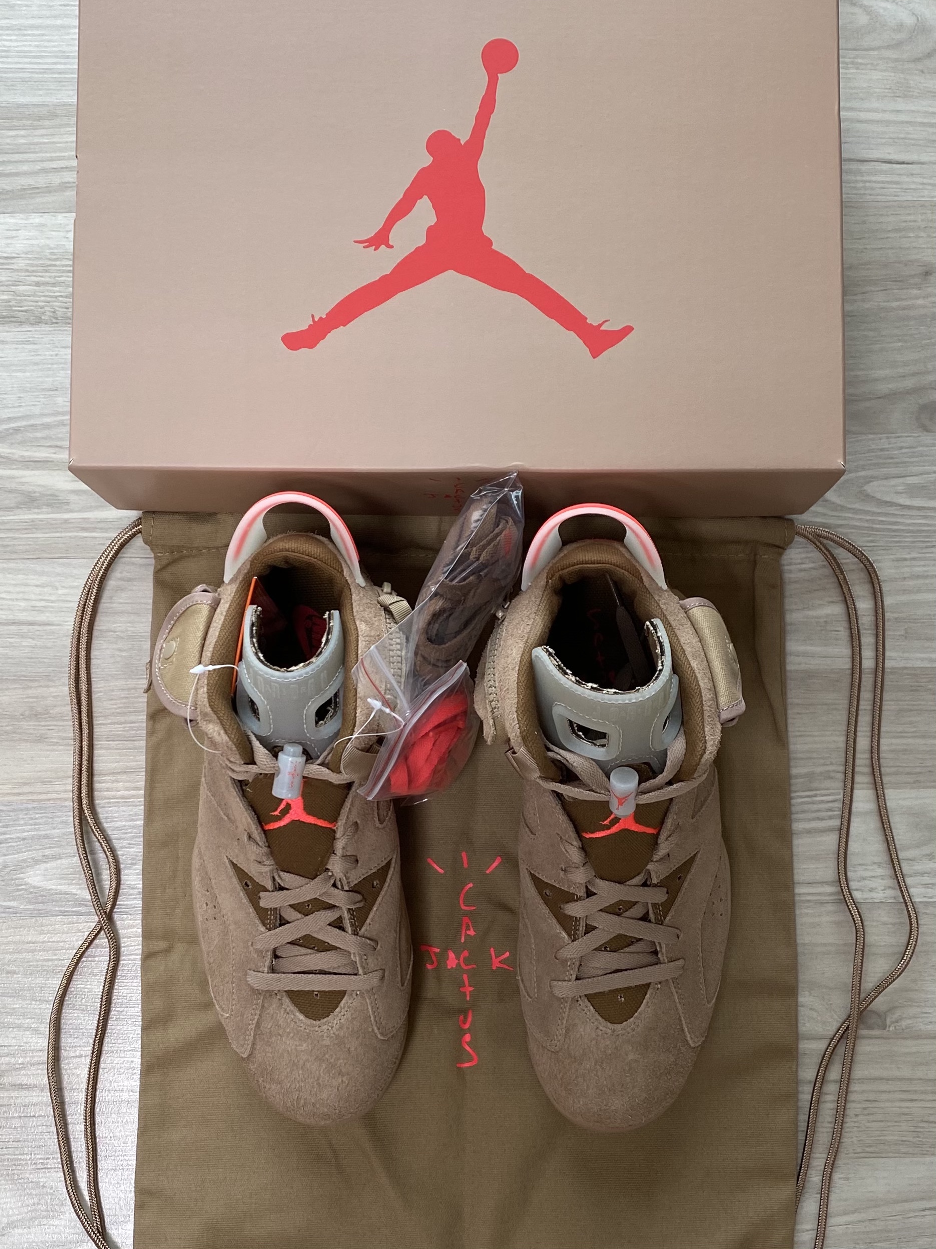 Jordan 6 x Travis Scott Retro SP British Khaki 착용 스타일 - 2