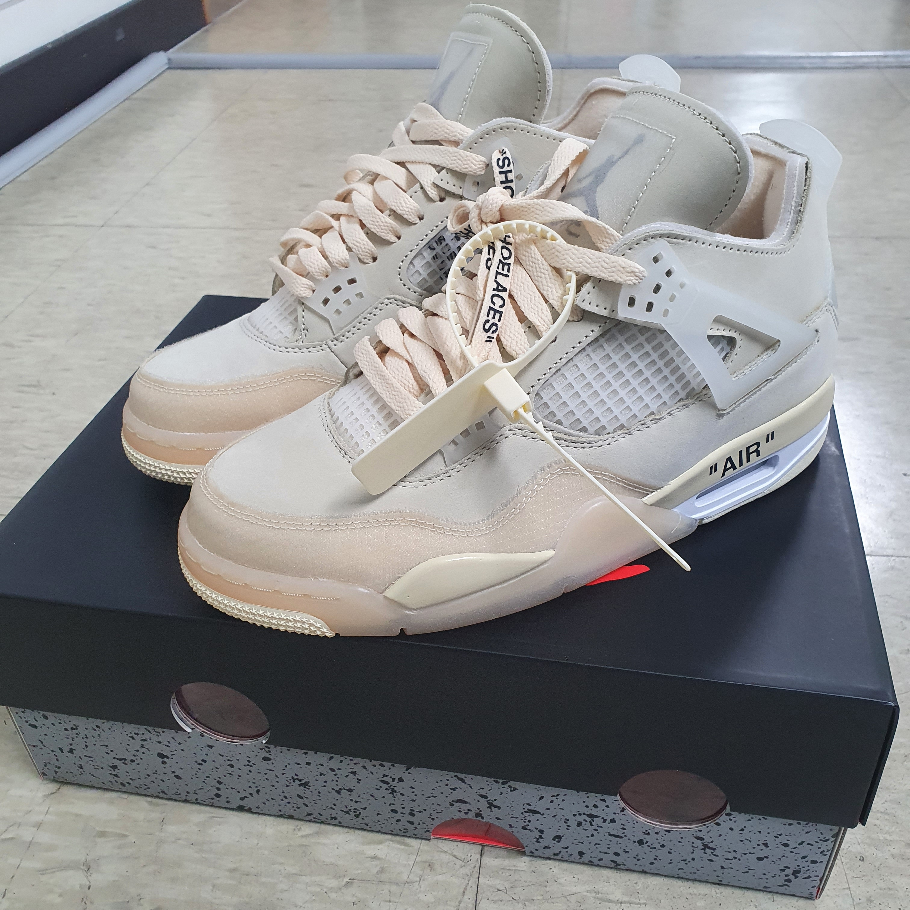 (W) Jordan 4 x Off-White Retro SP Sail 착용 스타일 - 1