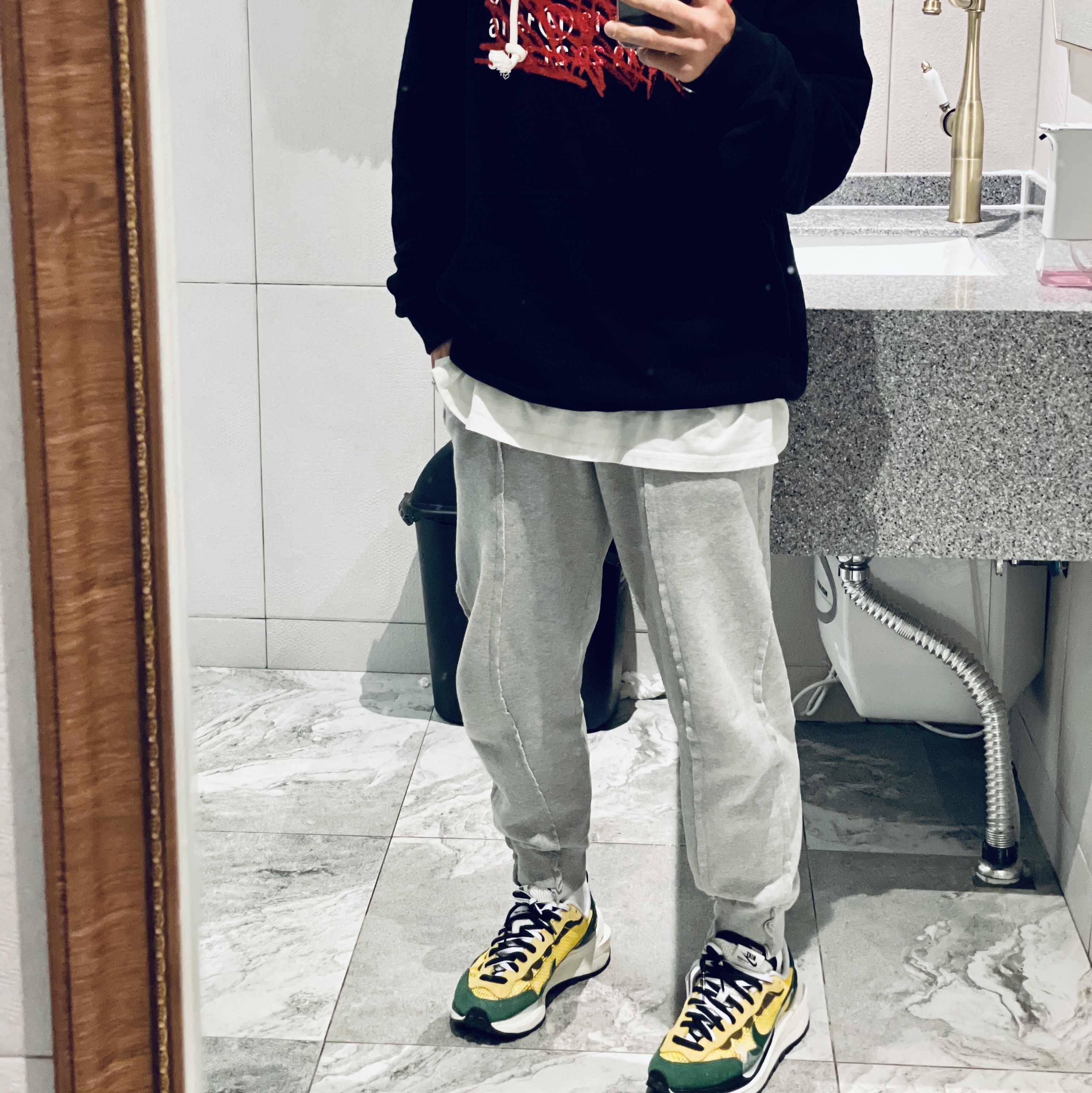 Nike x Sacai VaporWaffle Tour Yellow & Gorge Green Sail, Nike x Peaceminusone Air Force 1 Low Para-Noise 착용 스타일 - 1