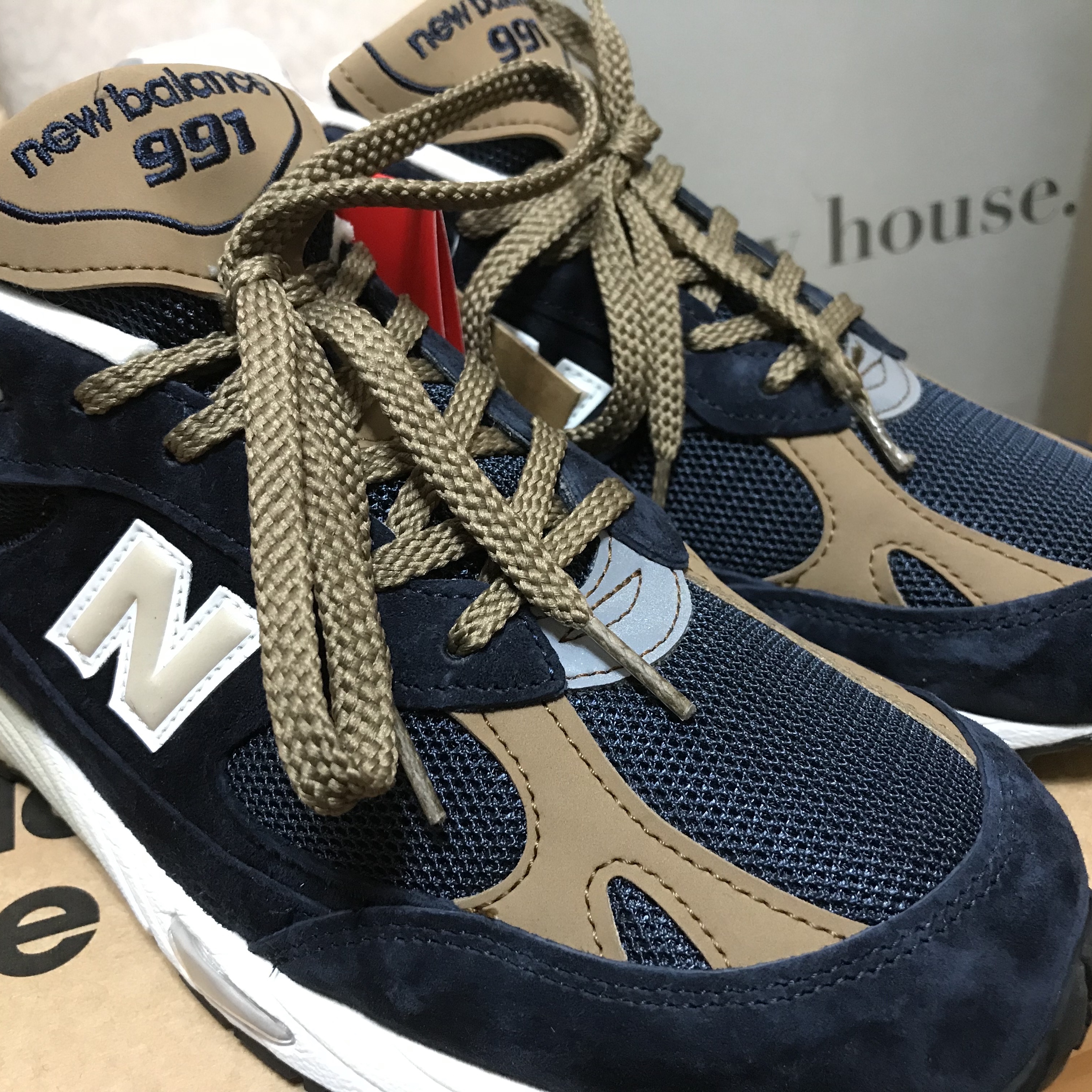New Balance 991 Made in UK Navy Tan 착용 스타일 - 1