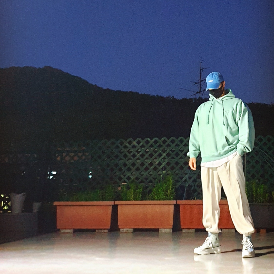 Converse Run Star Hike Hi Blue Vintage White 착용 스타일 - 1