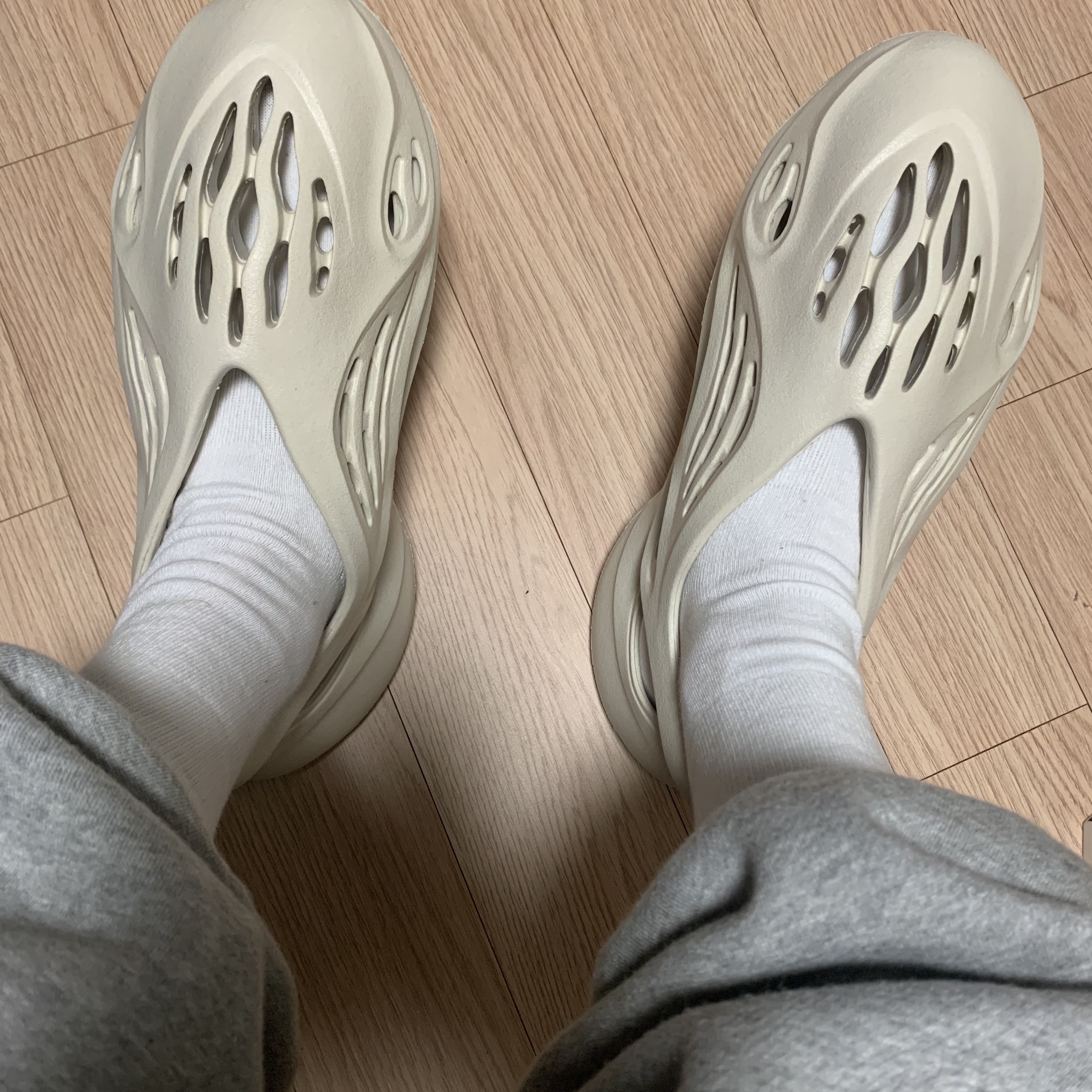 Adidas Yeezy Foam RNNR Sand 착용 스타일
