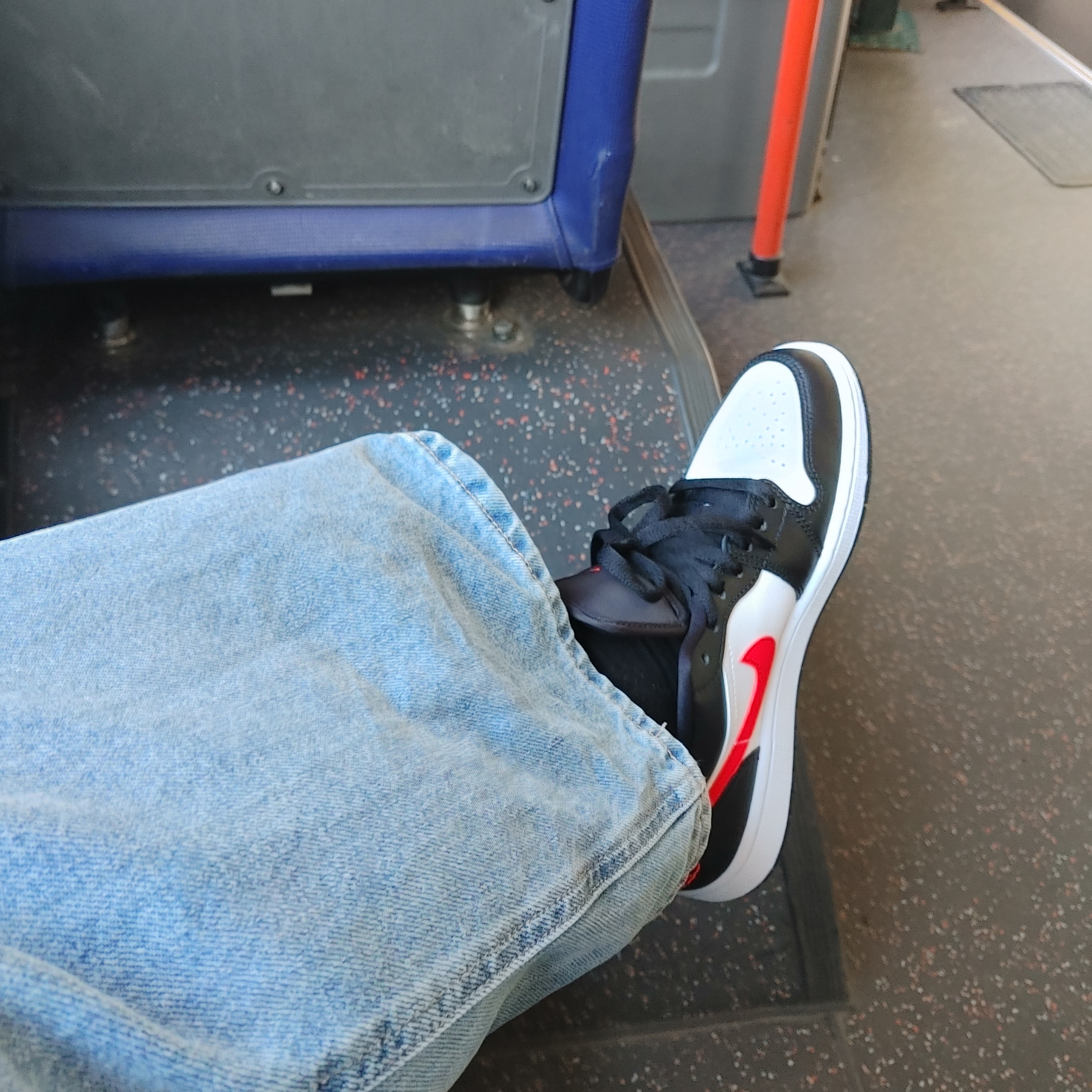 (W) Jordan 1 Low Black Siren Red 착용 스타일