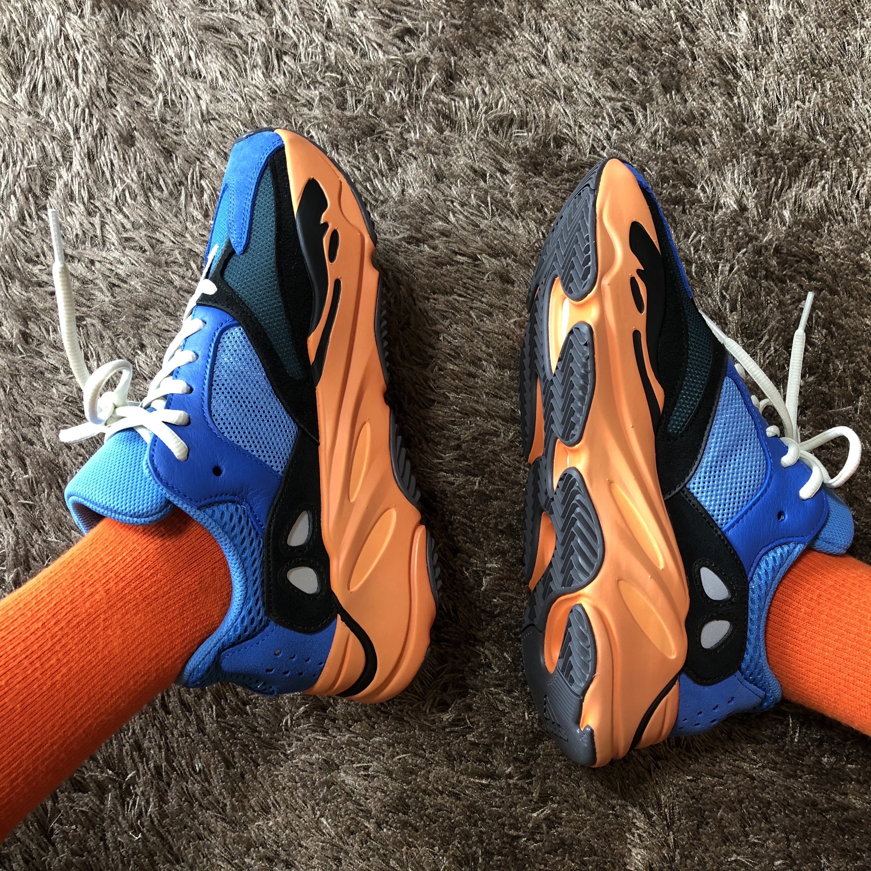 Adidas Yeezy Boost 700 Bright Blue 착용 스타일 - 1