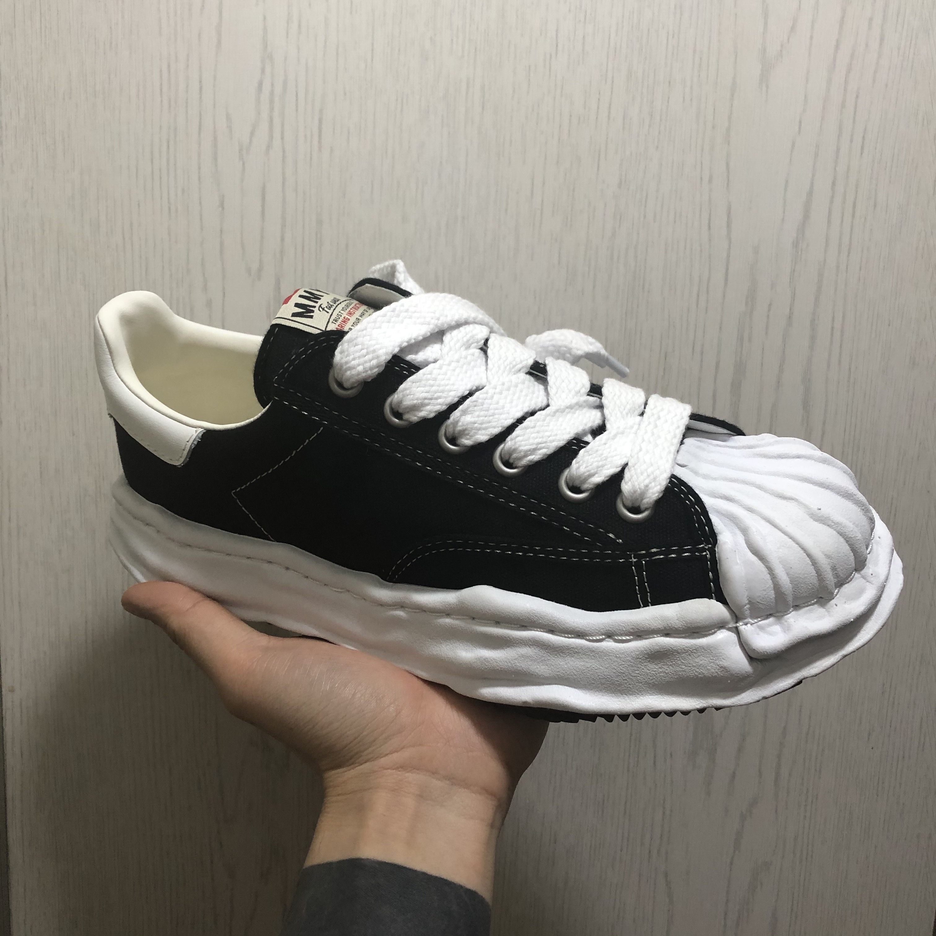 Maison Mihara Yasuhiro Blakey OG Sole Canvas Low-top Sneakers Black 착용 스타일