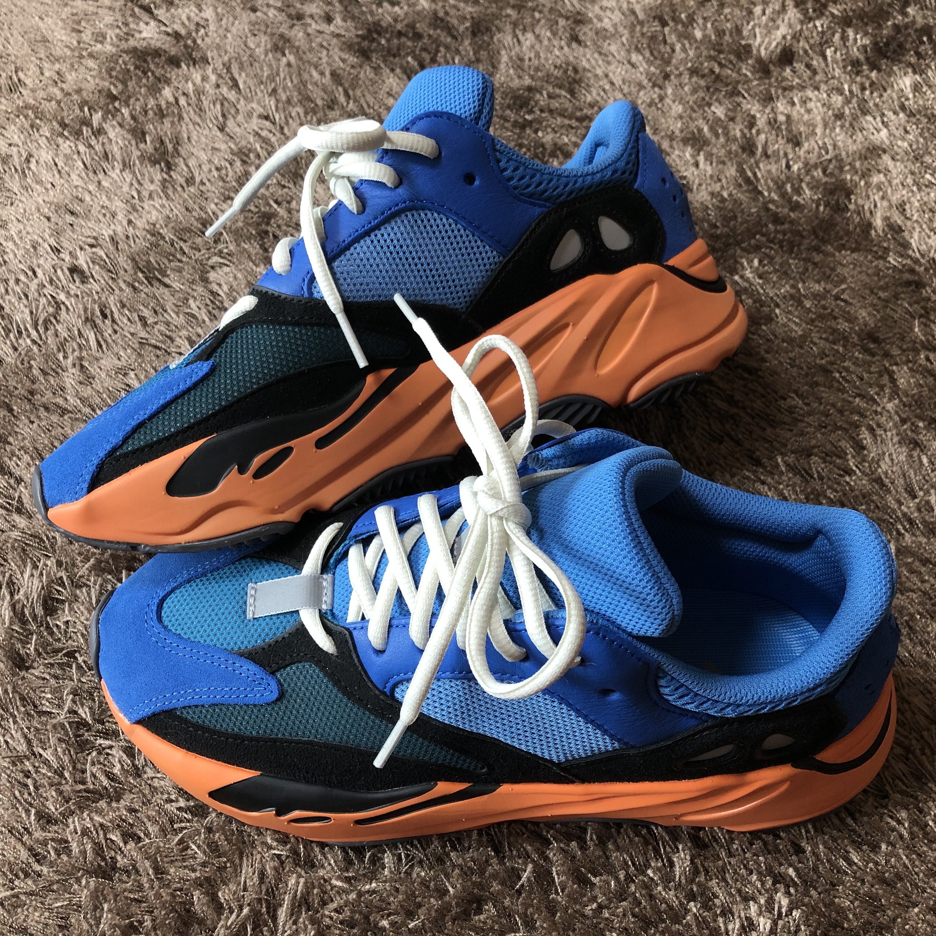 Adidas Yeezy Boost 700 Bright Blue 착용 스타일 - 3