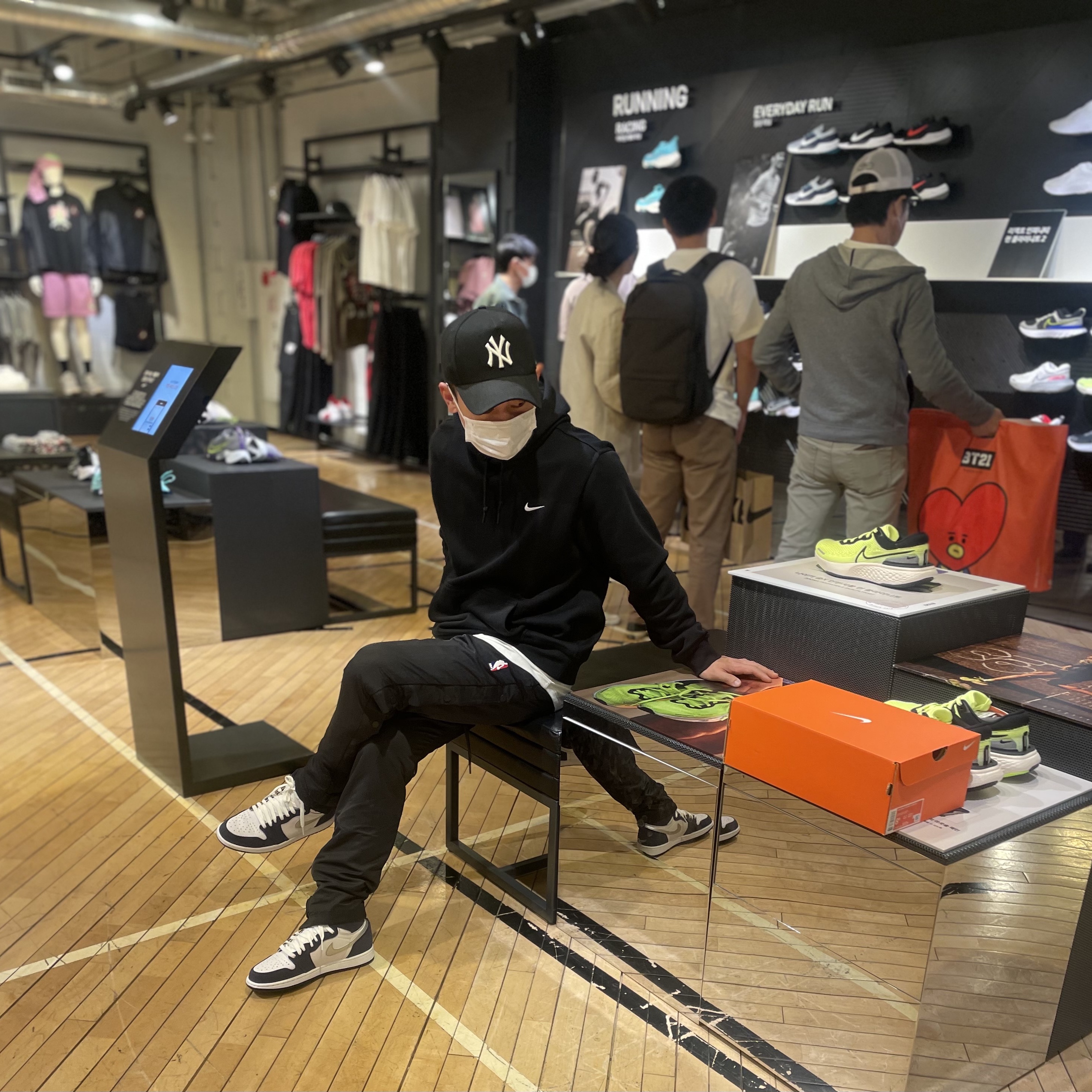 Jordan 1 Retro High OG CO.JP Midnight Navy, Nike x Fear of God Warm Up Pants Off Noir 착용 스타일