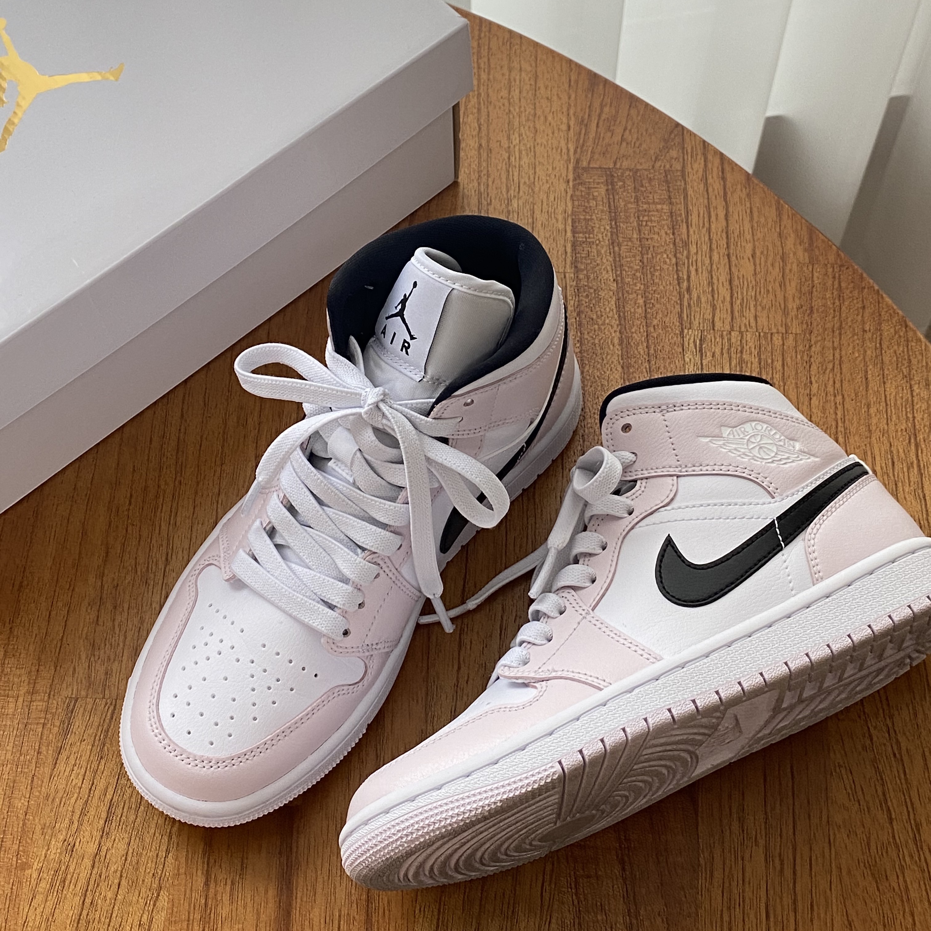 (W) Jordan 1 Mid Barely Rose 착용 스타일