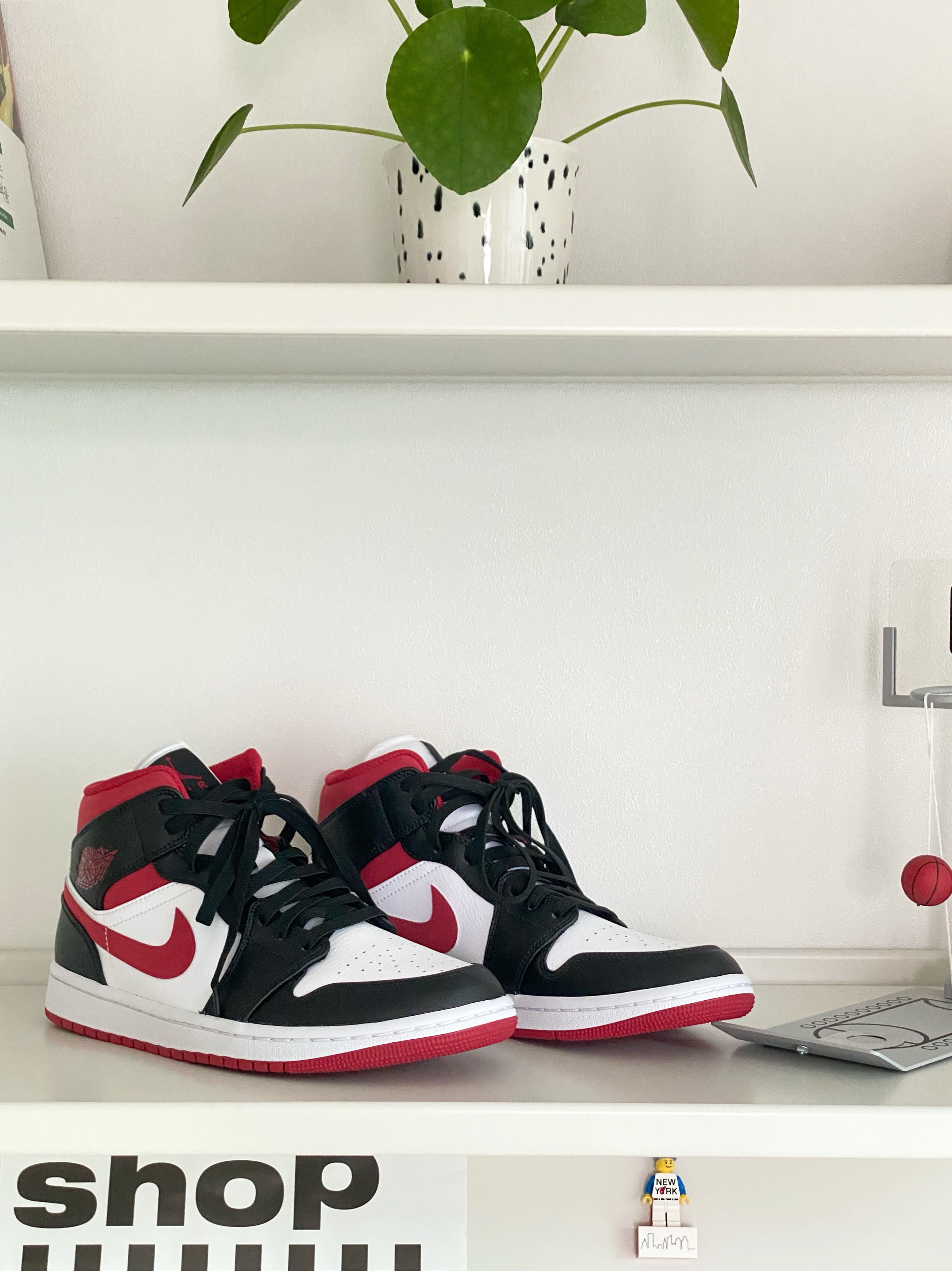 Jordan 1 Mid Gym Red Black White 착용 스타일 - 1