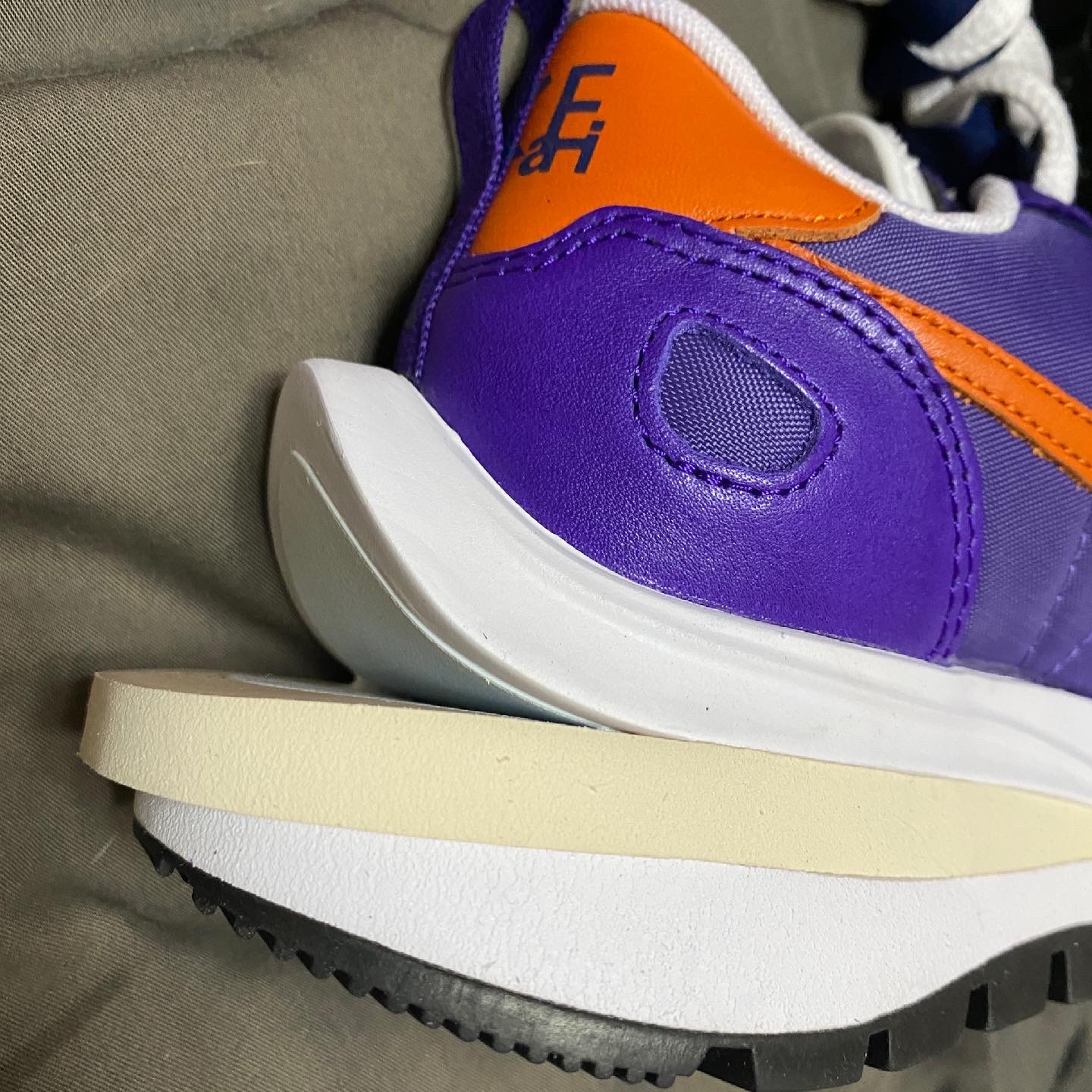 Nike x Sacai VaporWaffle Dark Iris 착용 스타일 - 3