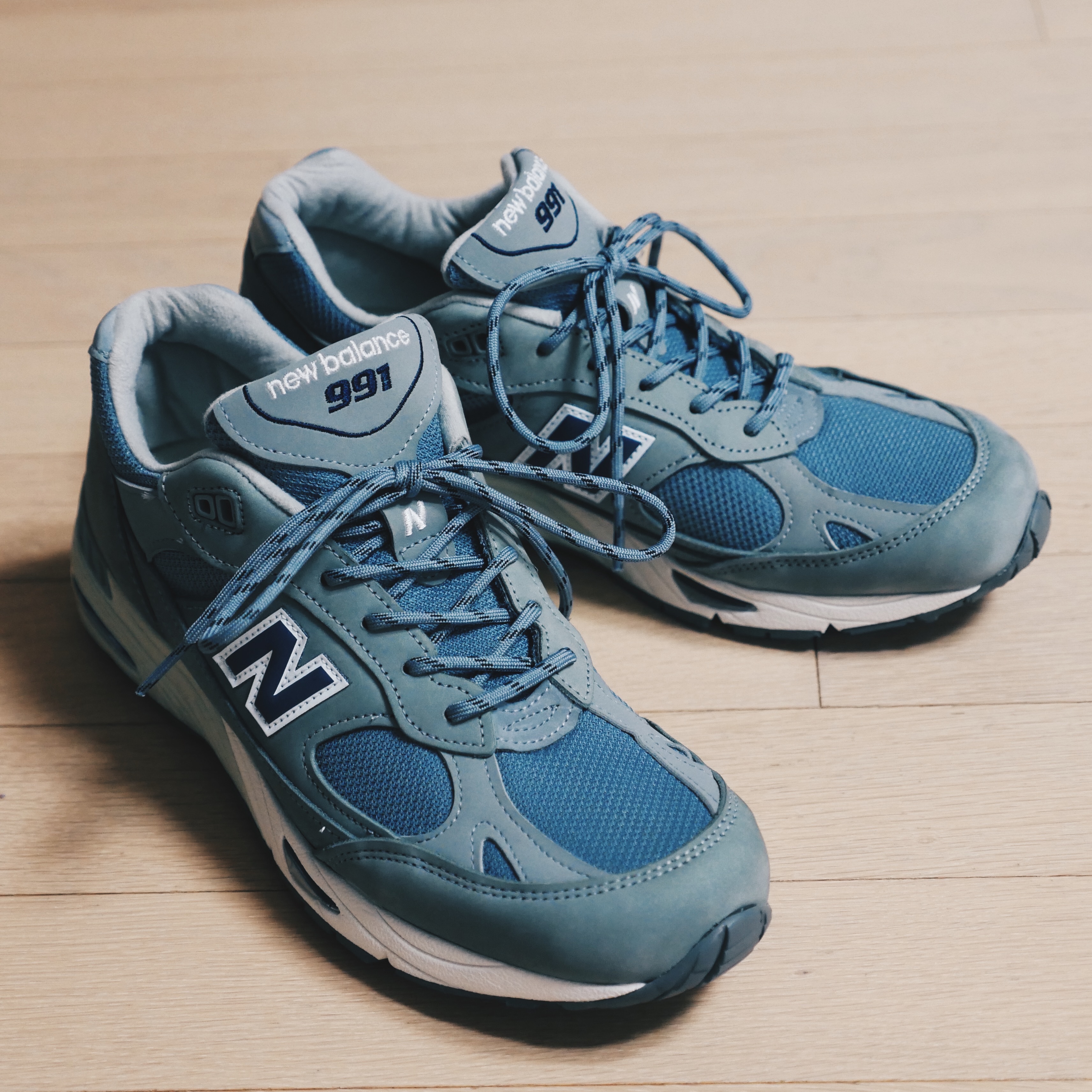 New Balance 991 Made in UK Grey Navy 착용 스타일 - 3