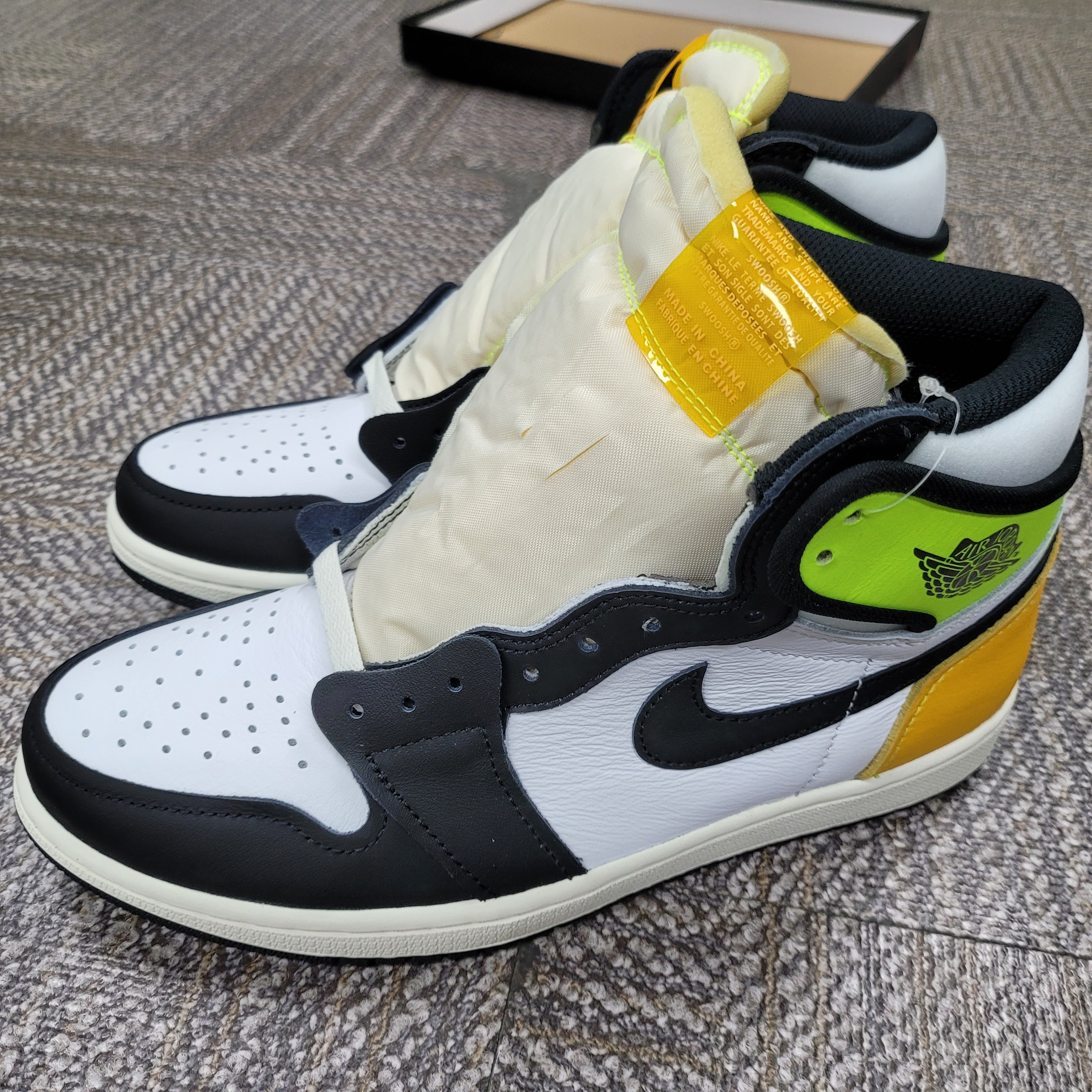Jordan 1 Retro High OG Volt Gold 착용 스타일 - 1