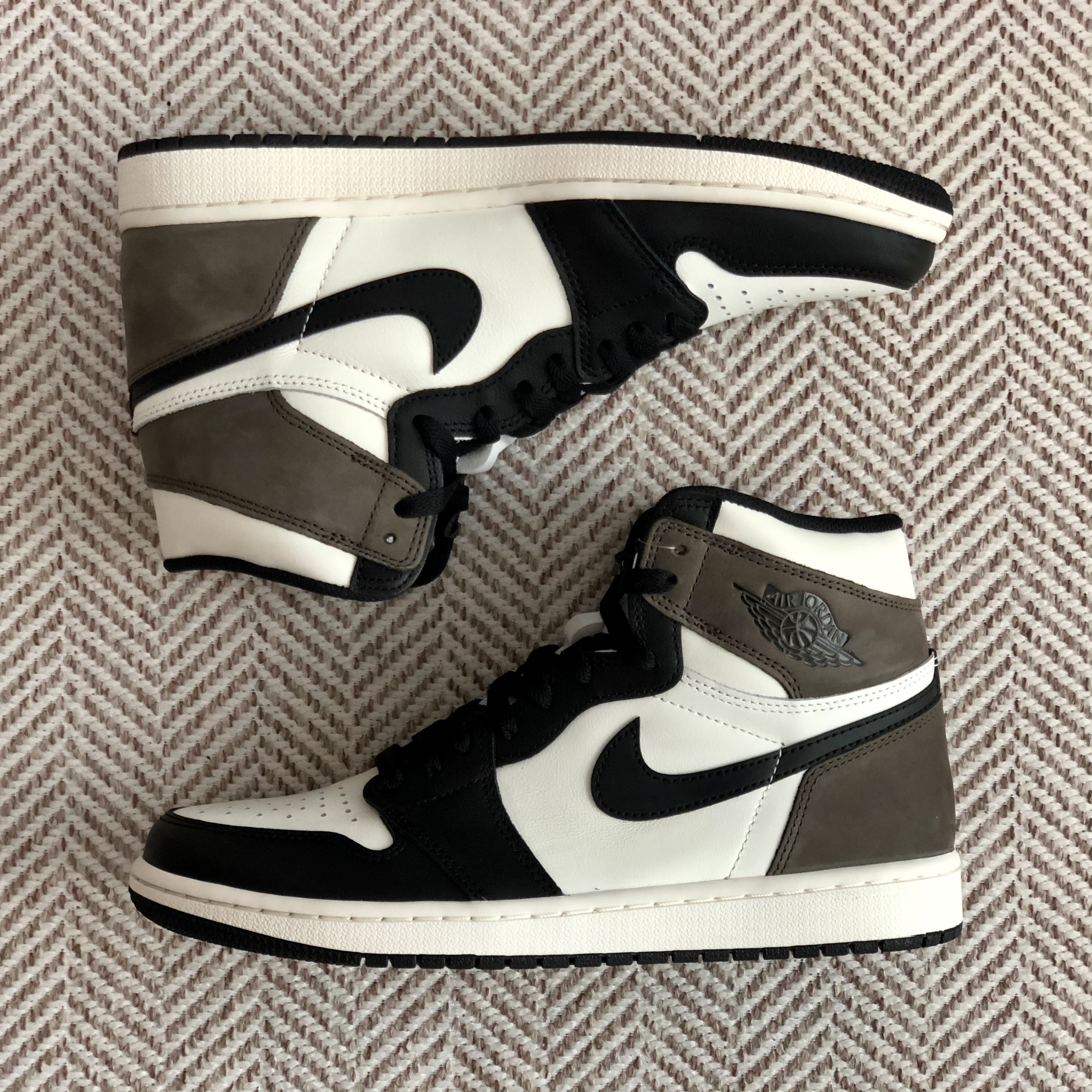 Jordan 1 Retro High OG Black Mocha 착용 스타일 - 1