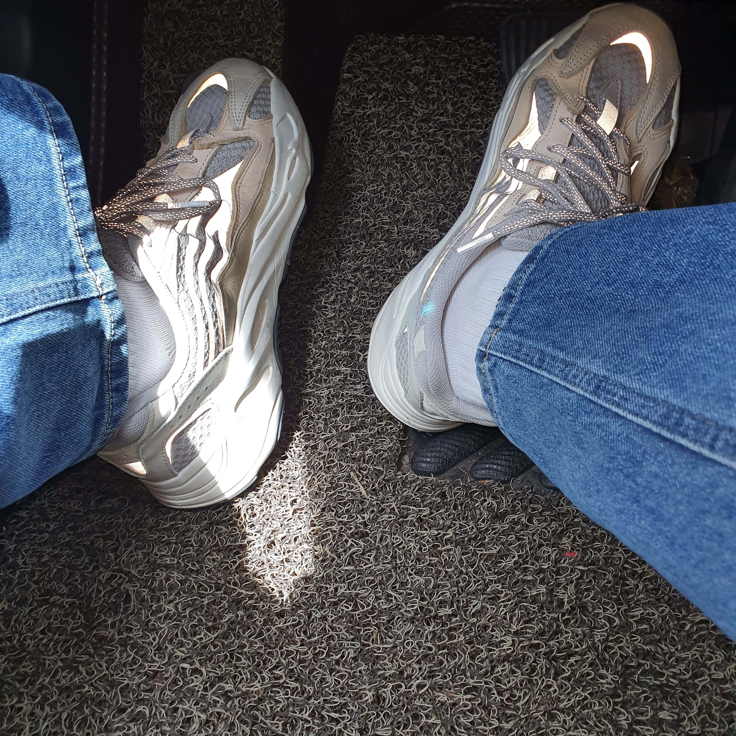 Adidas Yeezy Boost 700 V2 Cream 착용 스타일 - 2