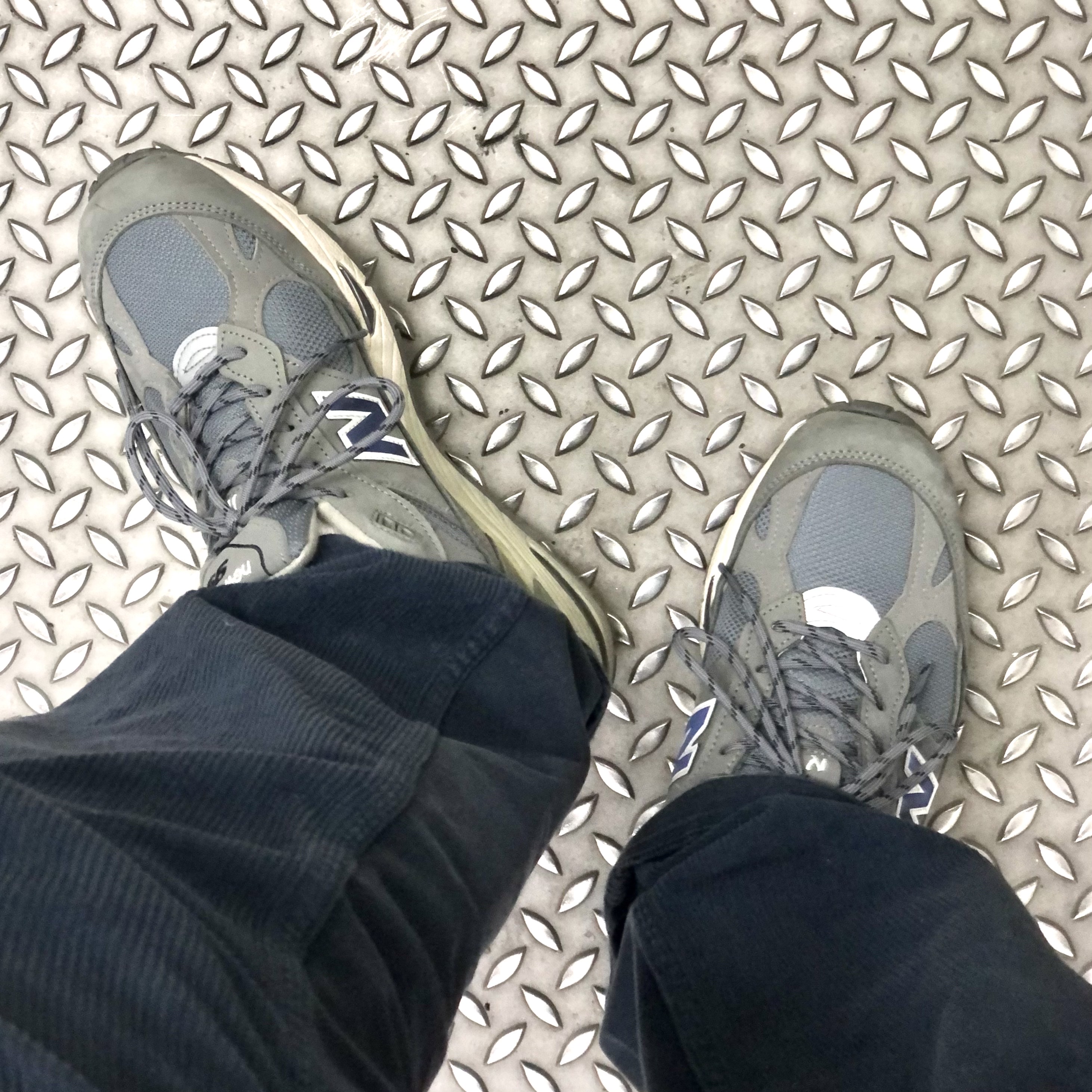 New Balance 991 Made in UK Grey Navy 착용 스타일 - 1
