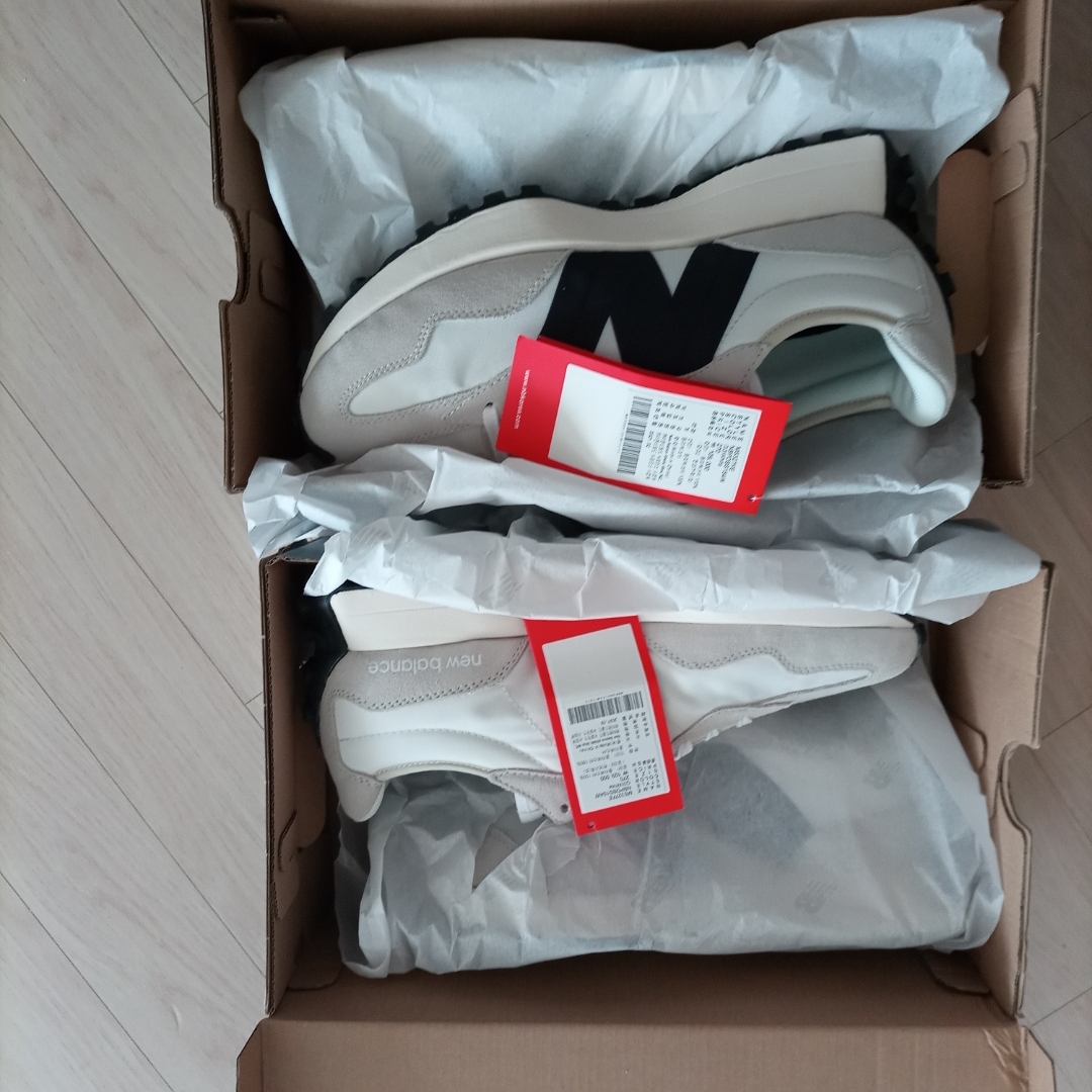 (W) New Balance 327 White Moonbeam, New Balance 327 White Black 착용 스타일