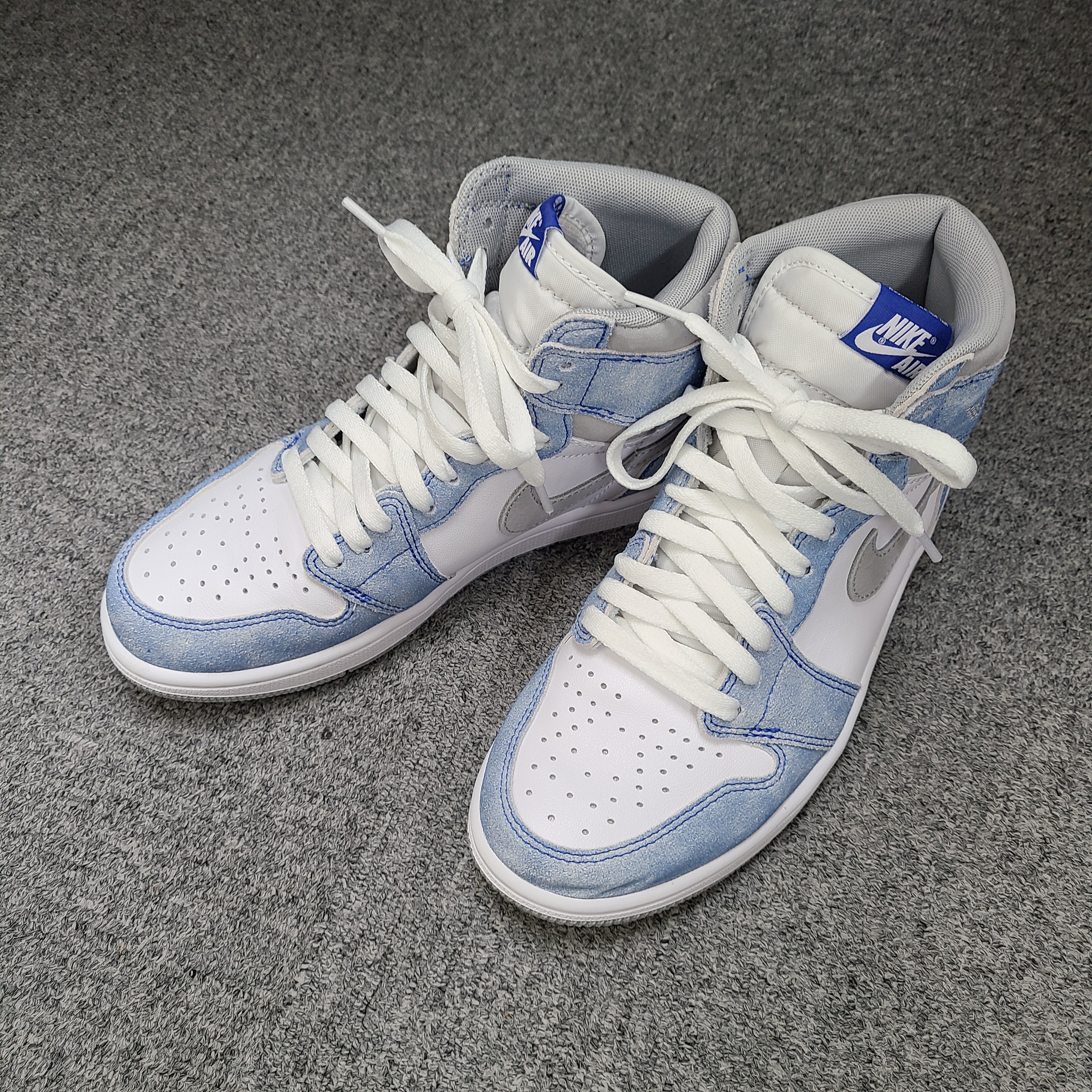 Jordan 1 Retro High OG Hyper Royal 착용 스타일 - 2