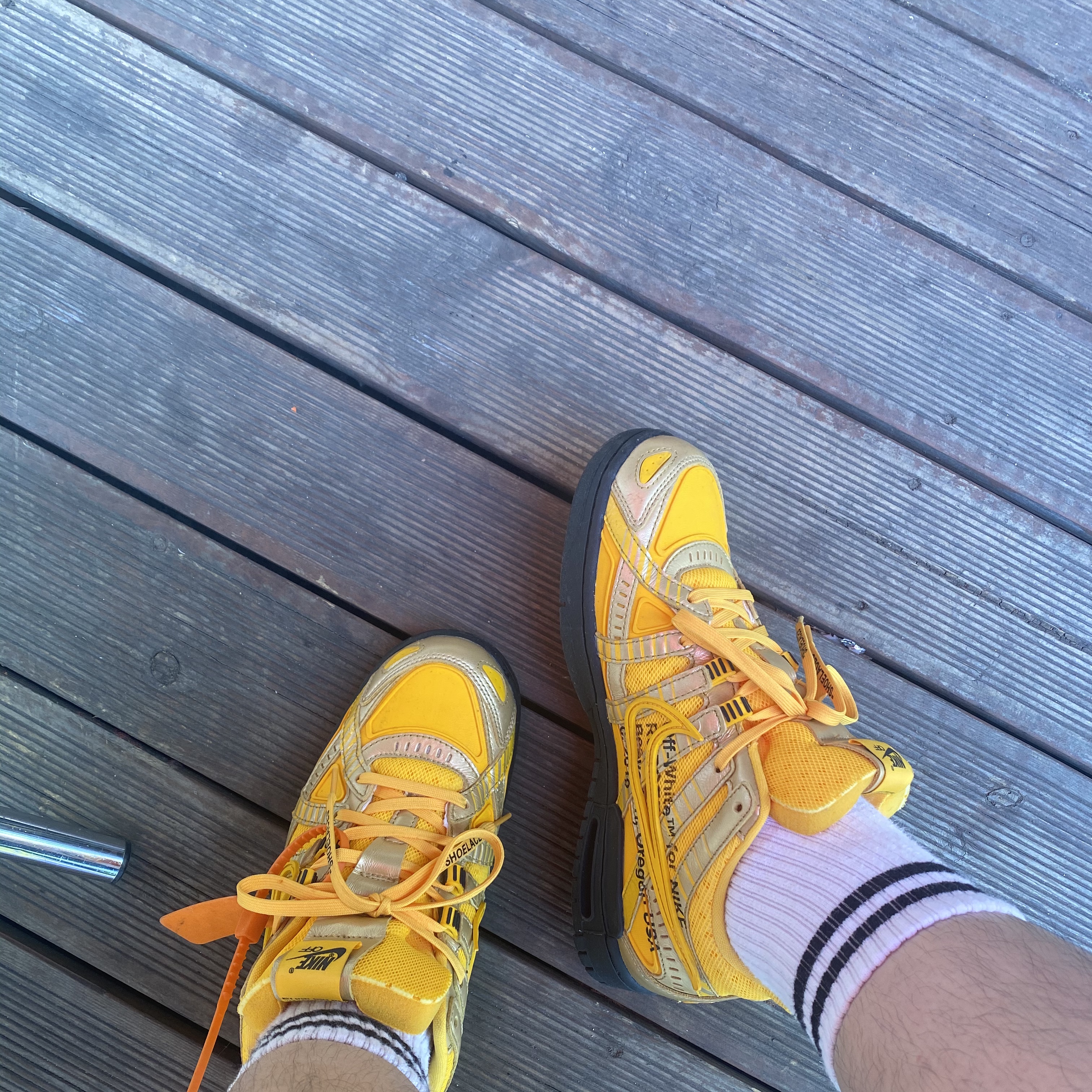 Nike x Off-White Air Rubber Dunk University Gold 착용 스타일