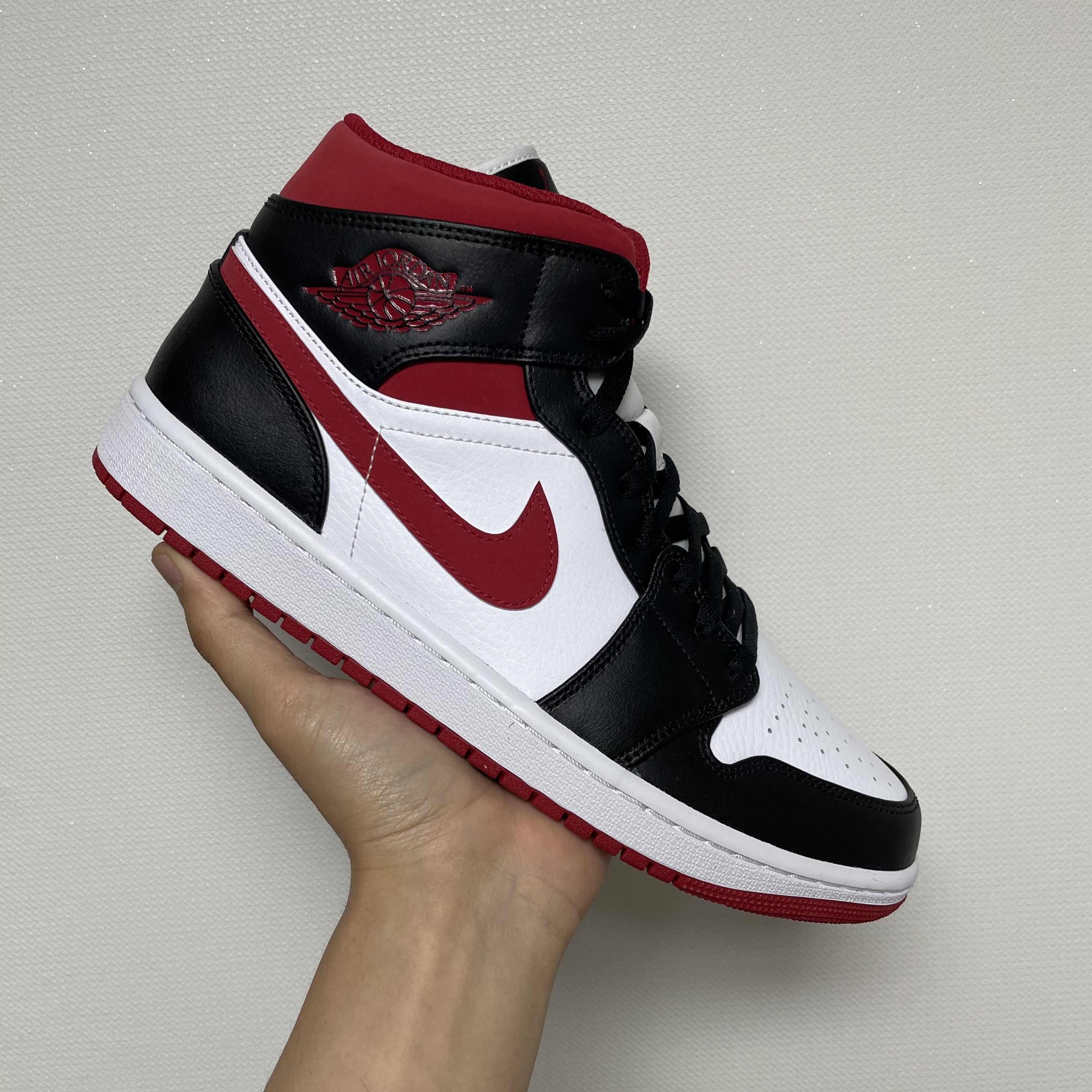 Jordan 1 Mid Gym Red Black White 착용 스타일