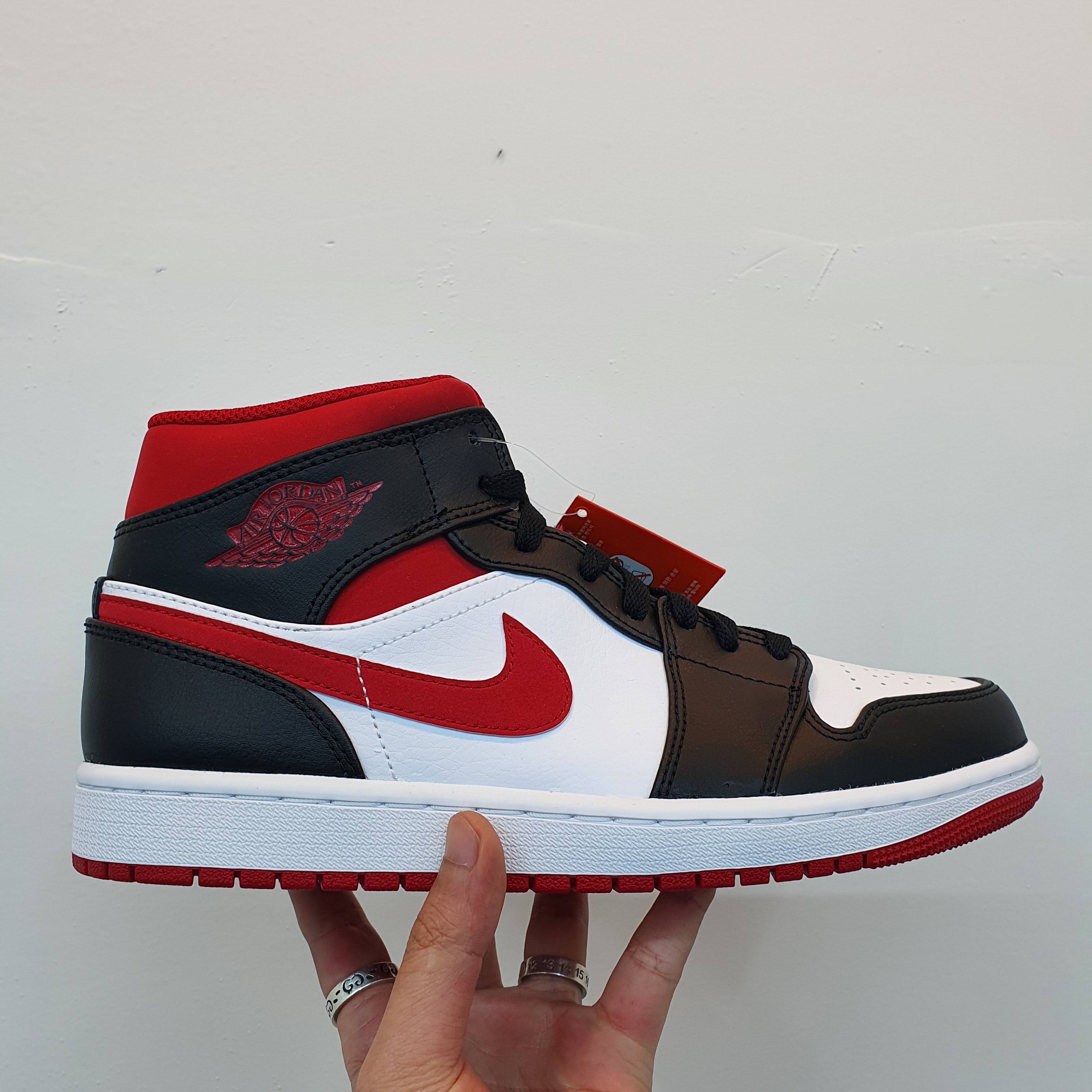 Jordan 1 Mid Gym Red Black White 착용 스타일