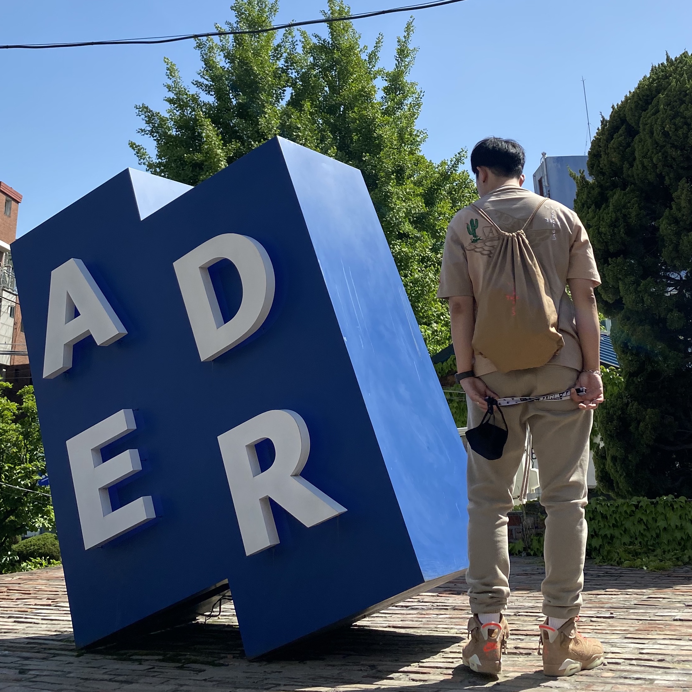 Jordan 6 x Travis Scott Retro SP British Khaki, Jordan x Travis Scott S/S Top - Asia 착용 스타일 - 2