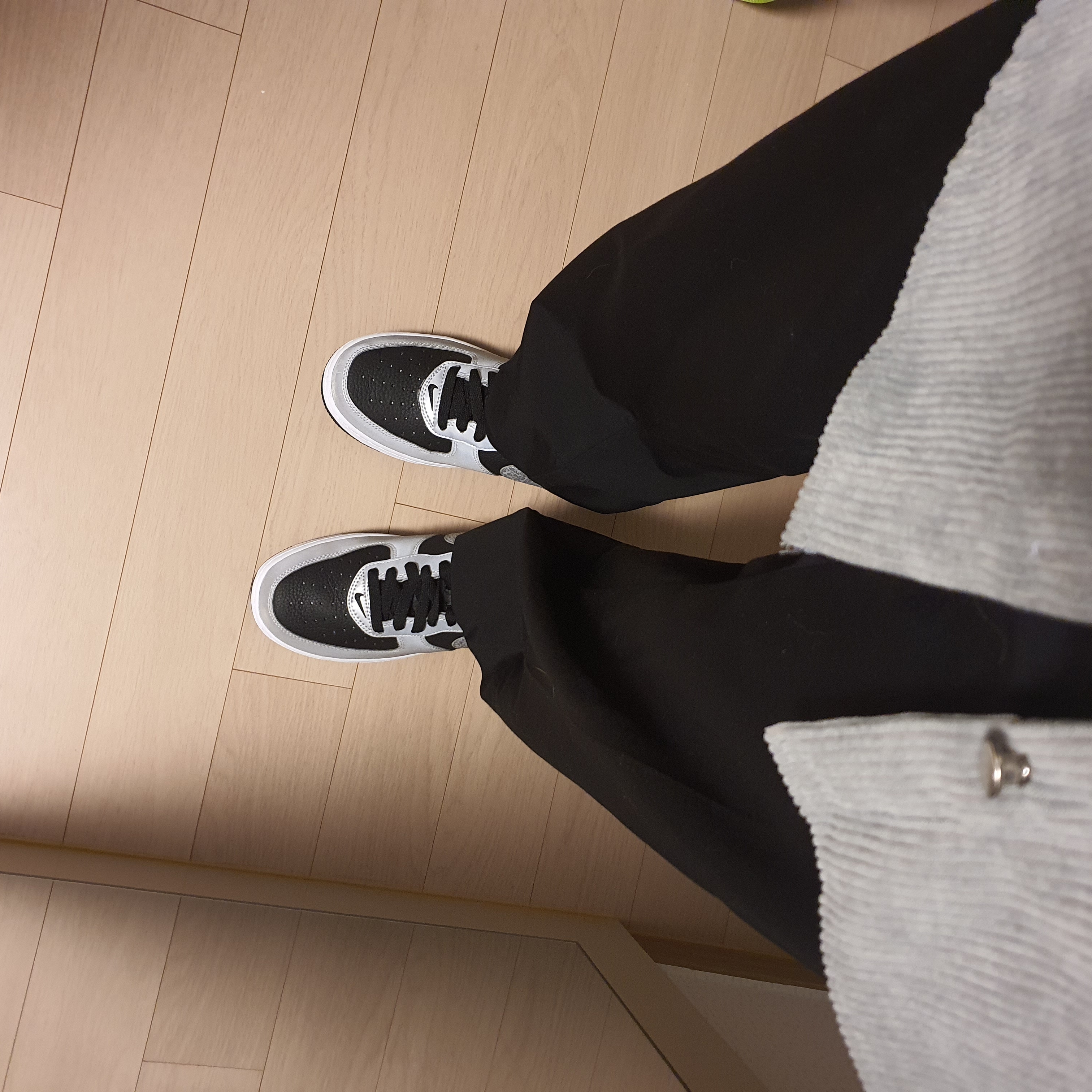 Nike Air Force 1 B Silver Snake 착용 스타일 - 1