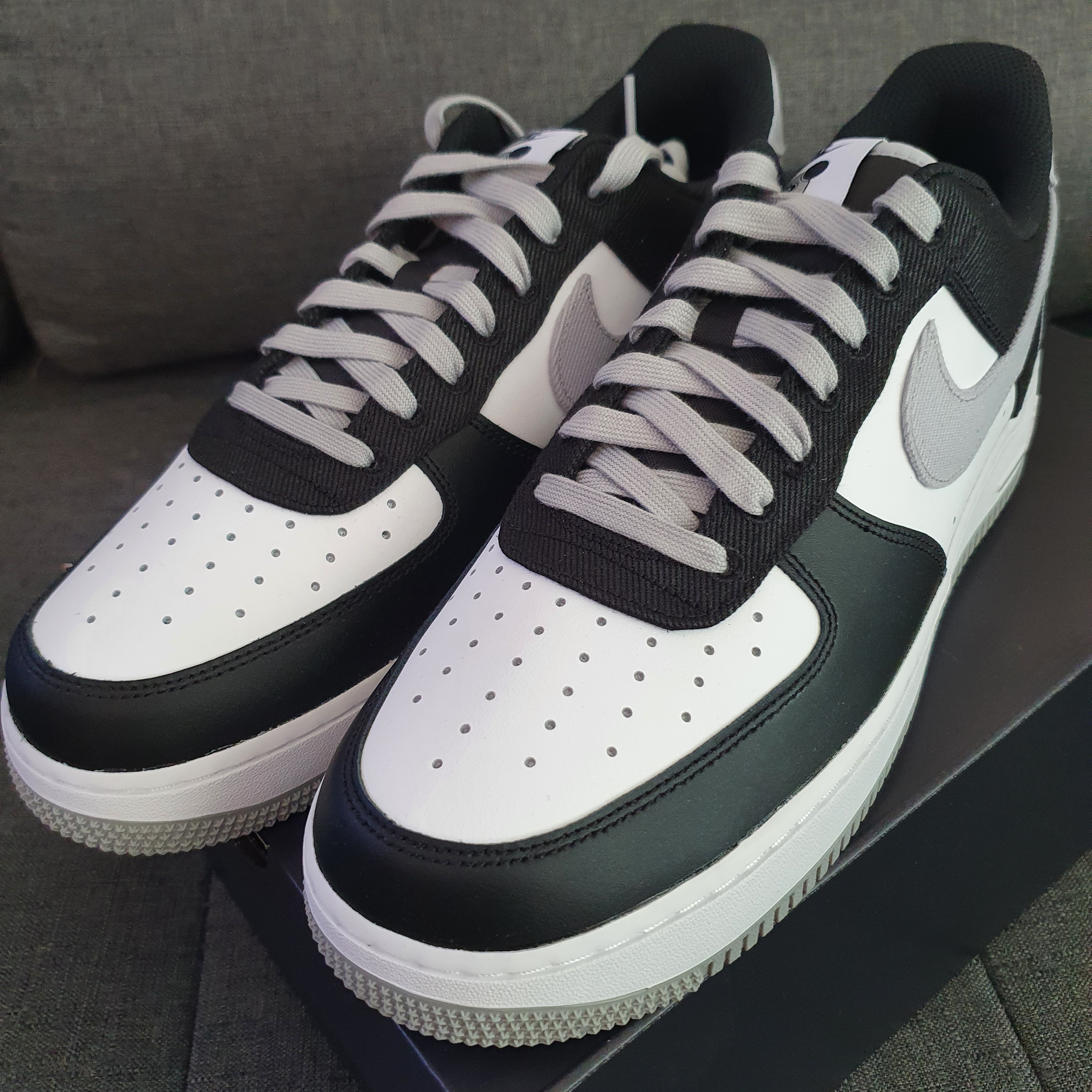 Nike Air Force 1 '07 LV8 EMB Black Silver 착용 스타일 - 2