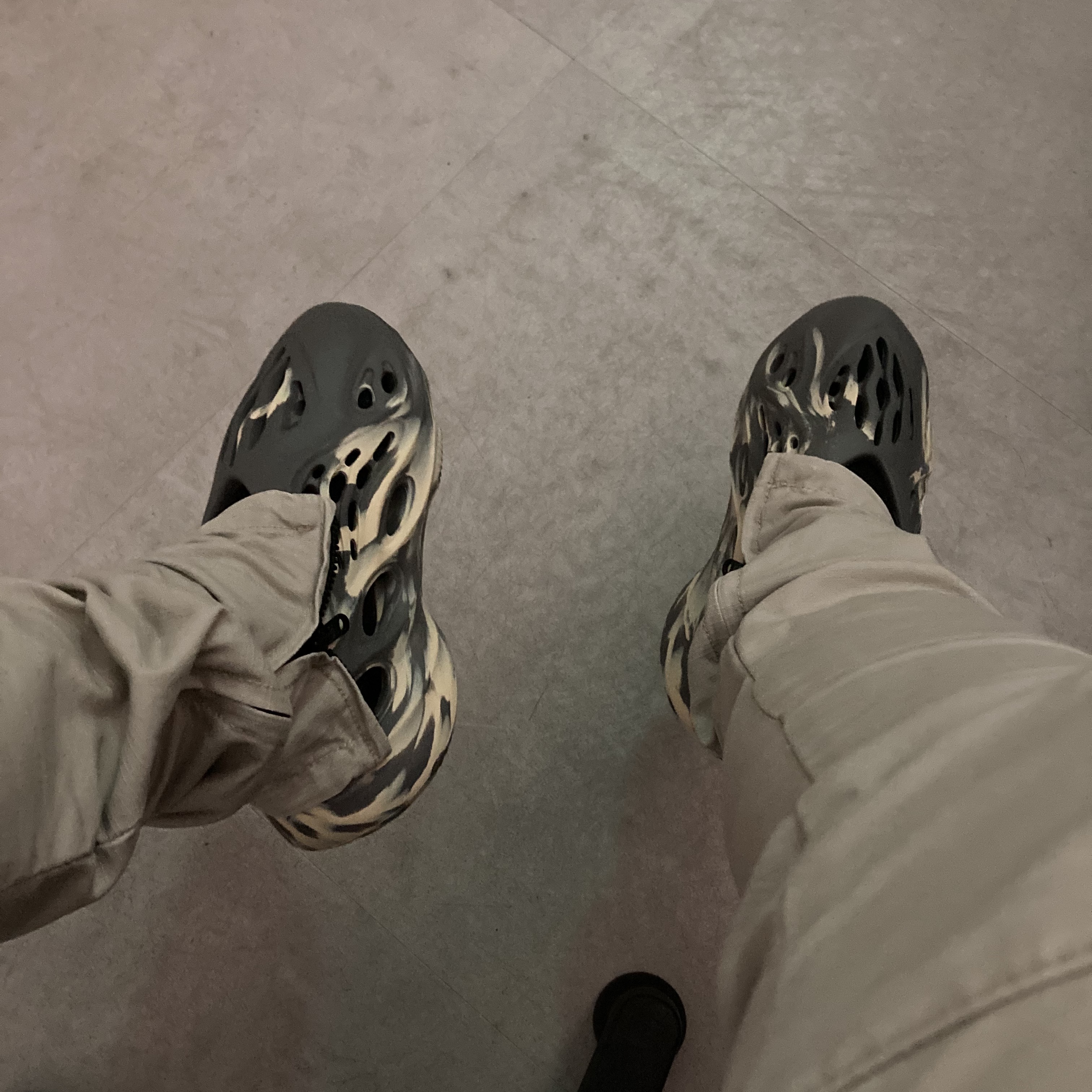 Adidas Yeezy Foam RNNR MXT Moon Gray 착용 스타일