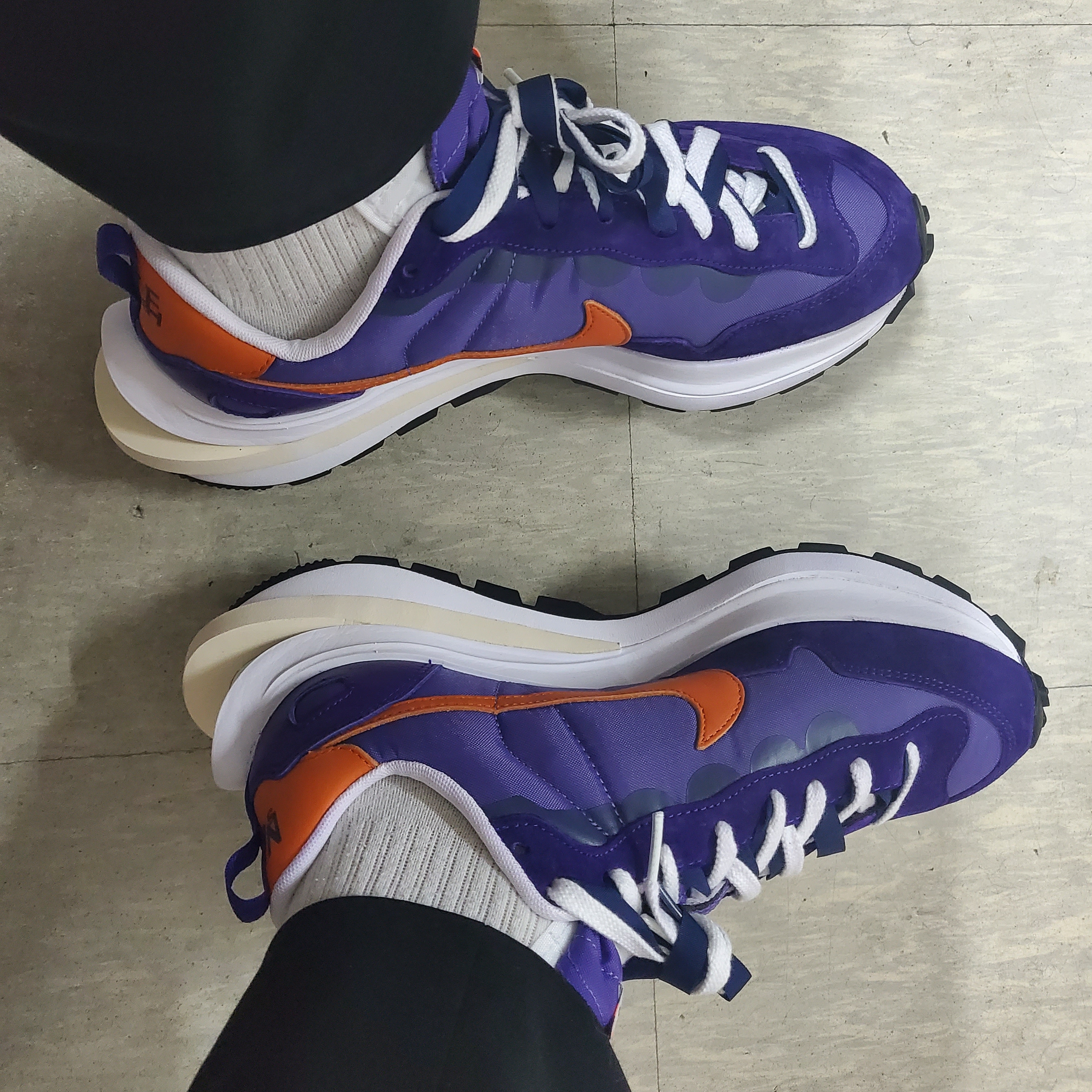 Nike x Sacai VaporWaffle Dark Iris 착용 스타일 - 4
