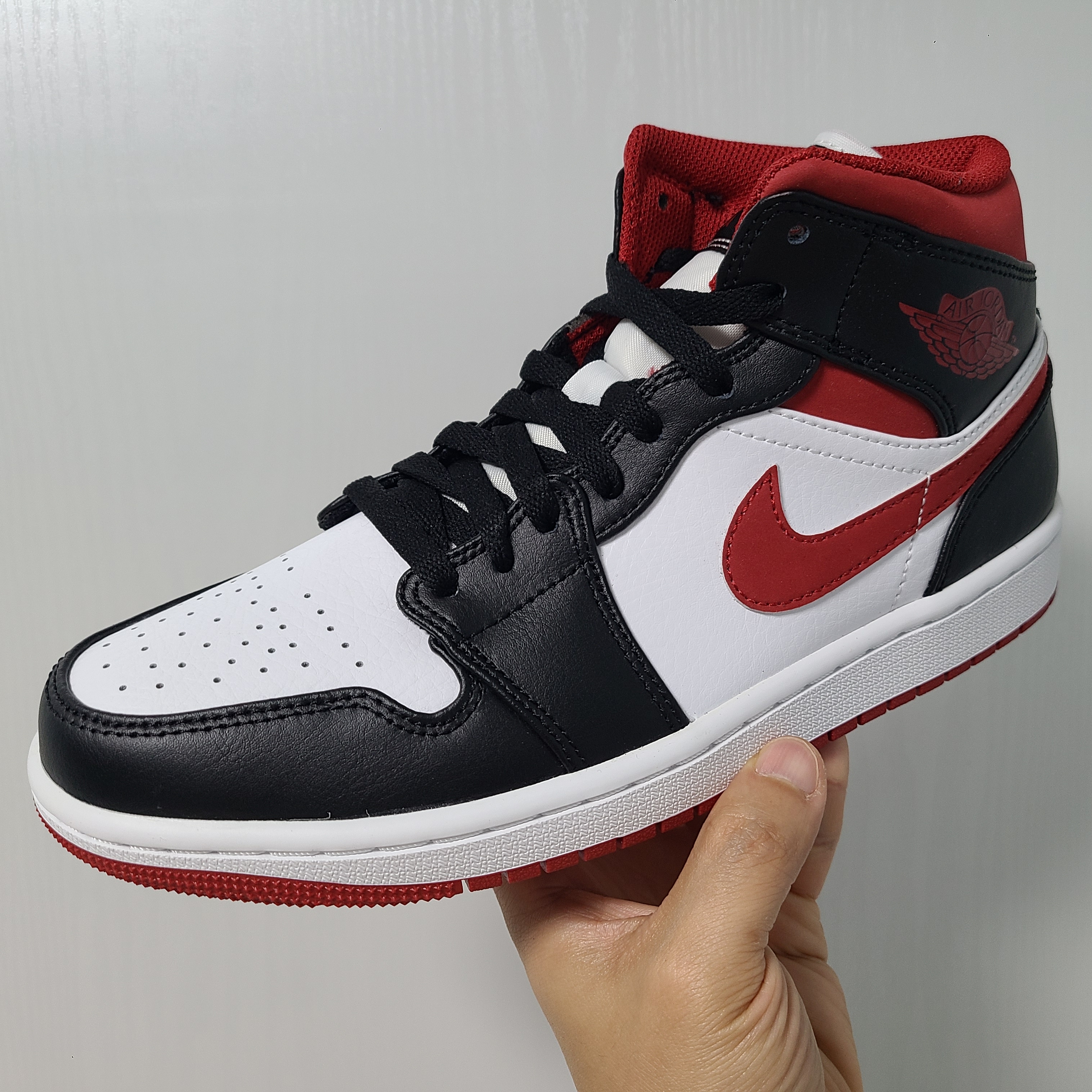 Jordan 1 Mid Gym Red Black White 착용 스타일