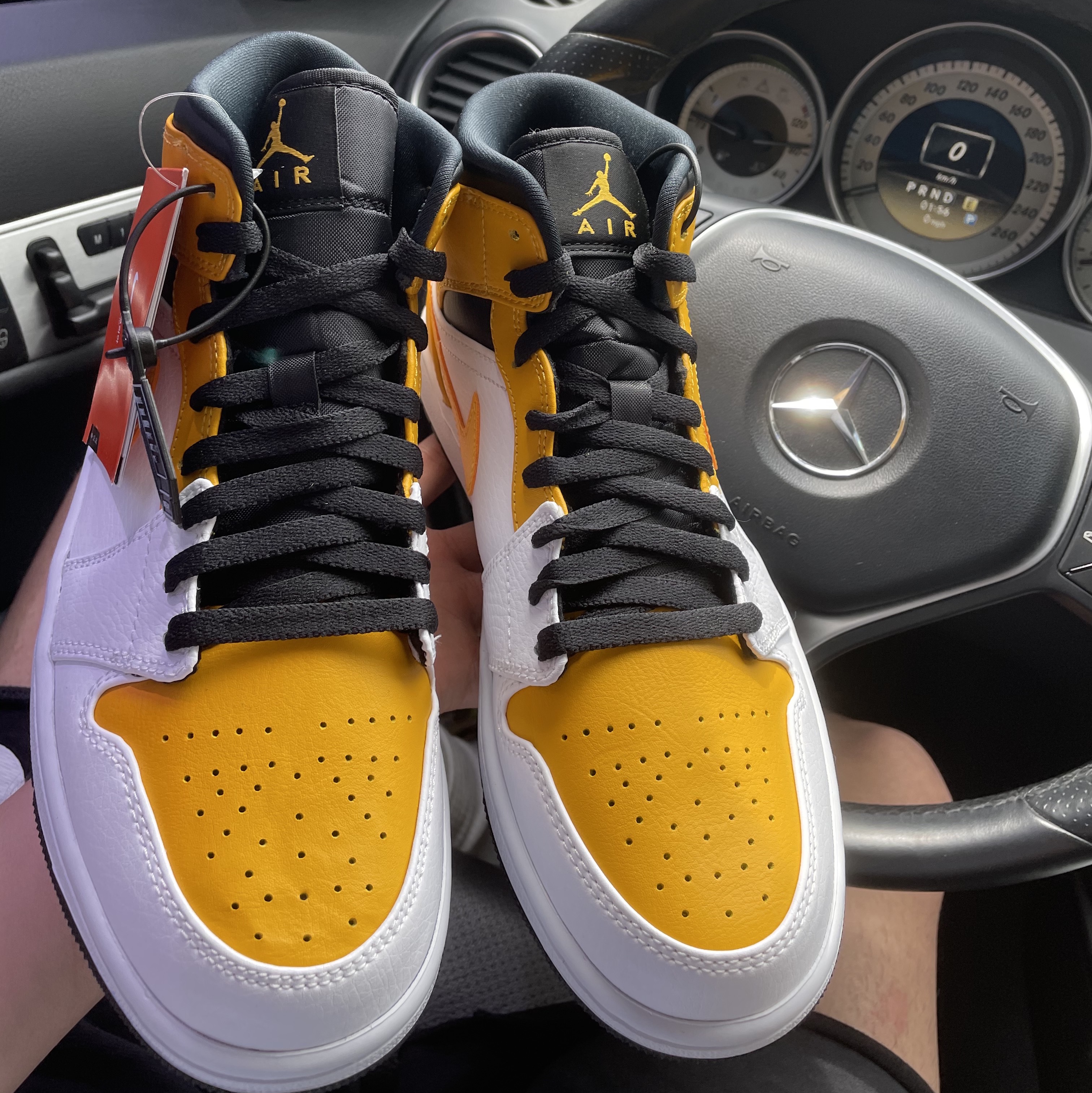 Jordan 1 Mid White University Gold 착용 스타일