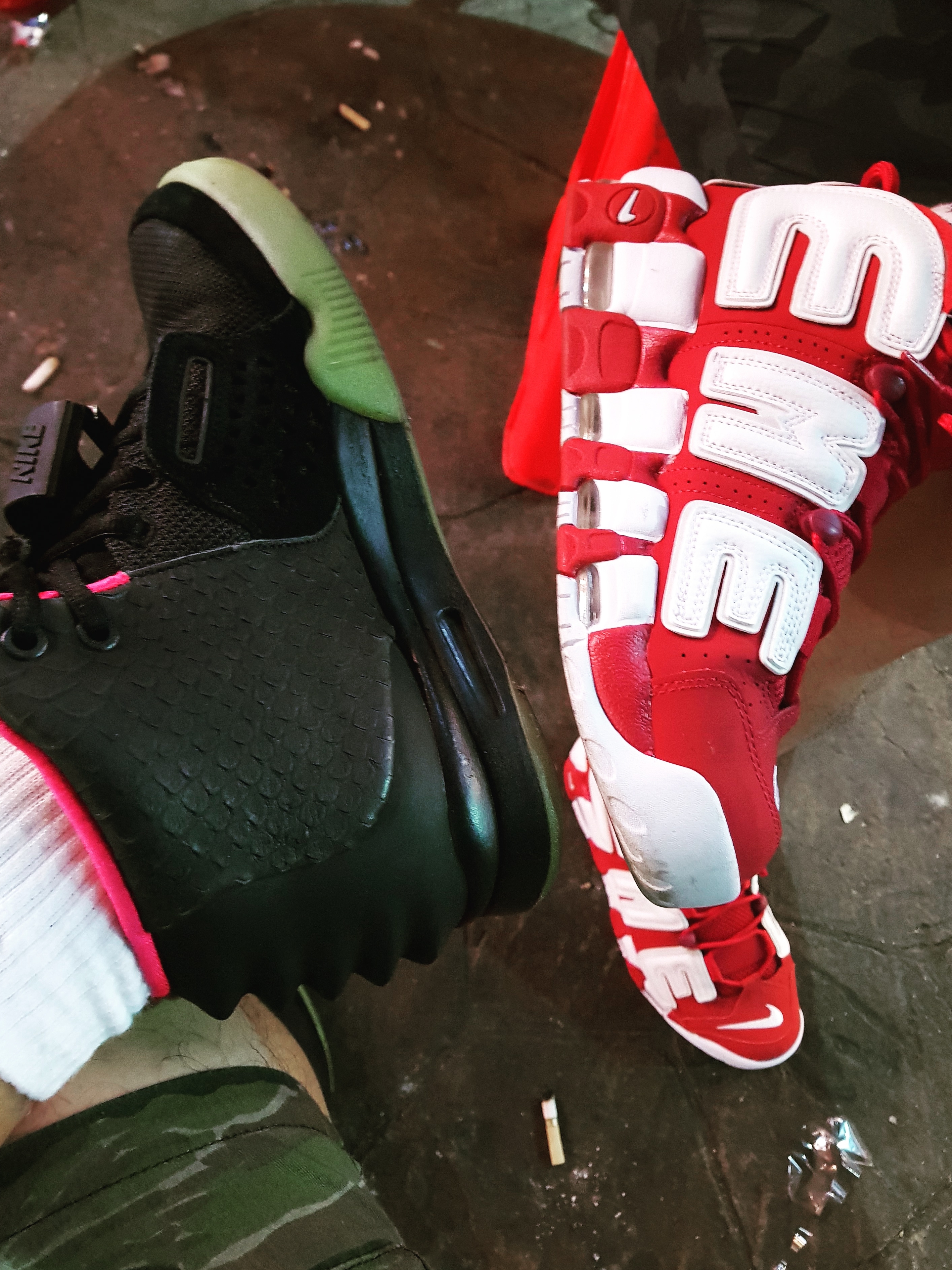 Nike Air Yeezy 2 Solar Red, Nike x Supreme Air More Uptempo Suptempo Red 착용 스타일