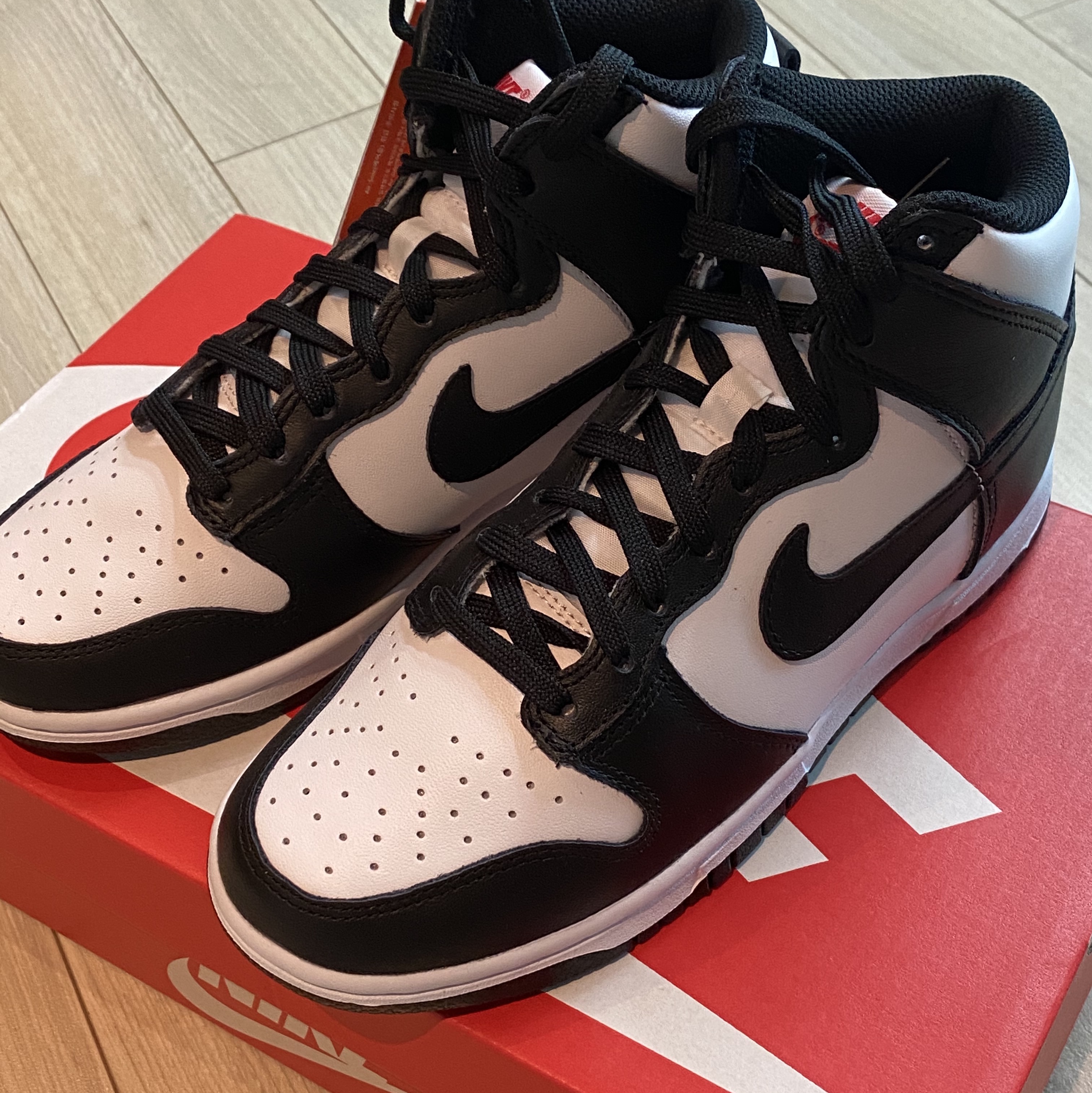(W) Nike Dunk High Black and White 착용 스타일 - 1