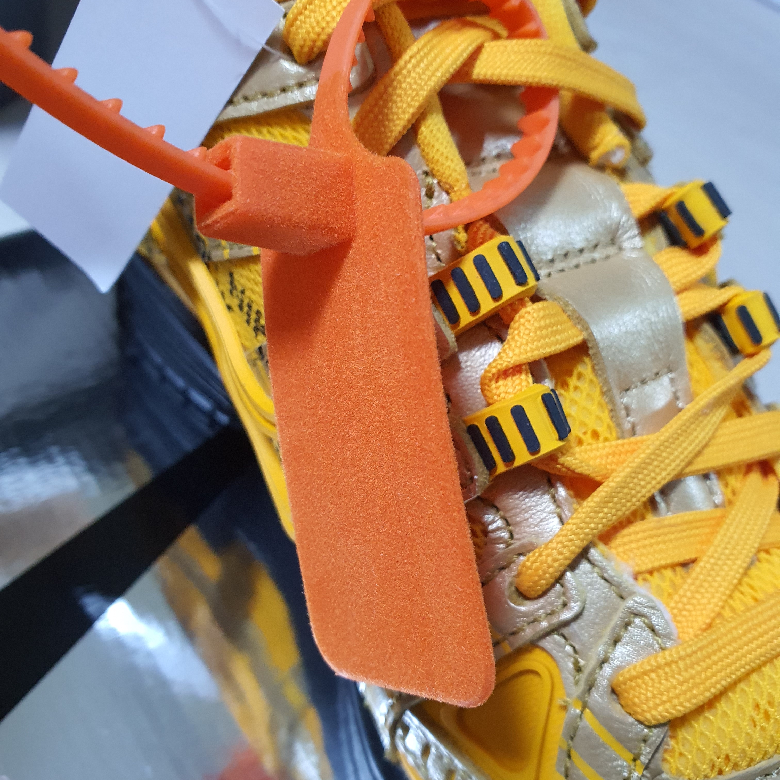 Nike x Off-White Air Rubber Dunk University Gold 착용 스타일 - 3