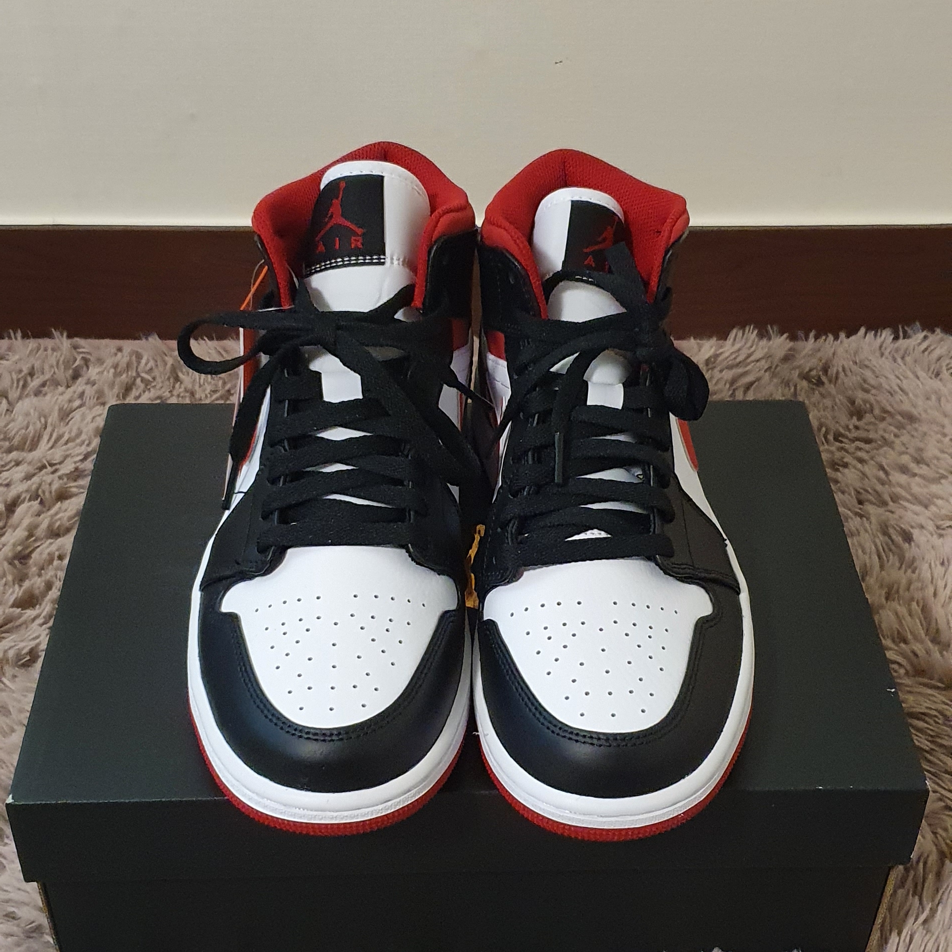 Jordan 1 Mid Gym Red Black White 착용 스타일