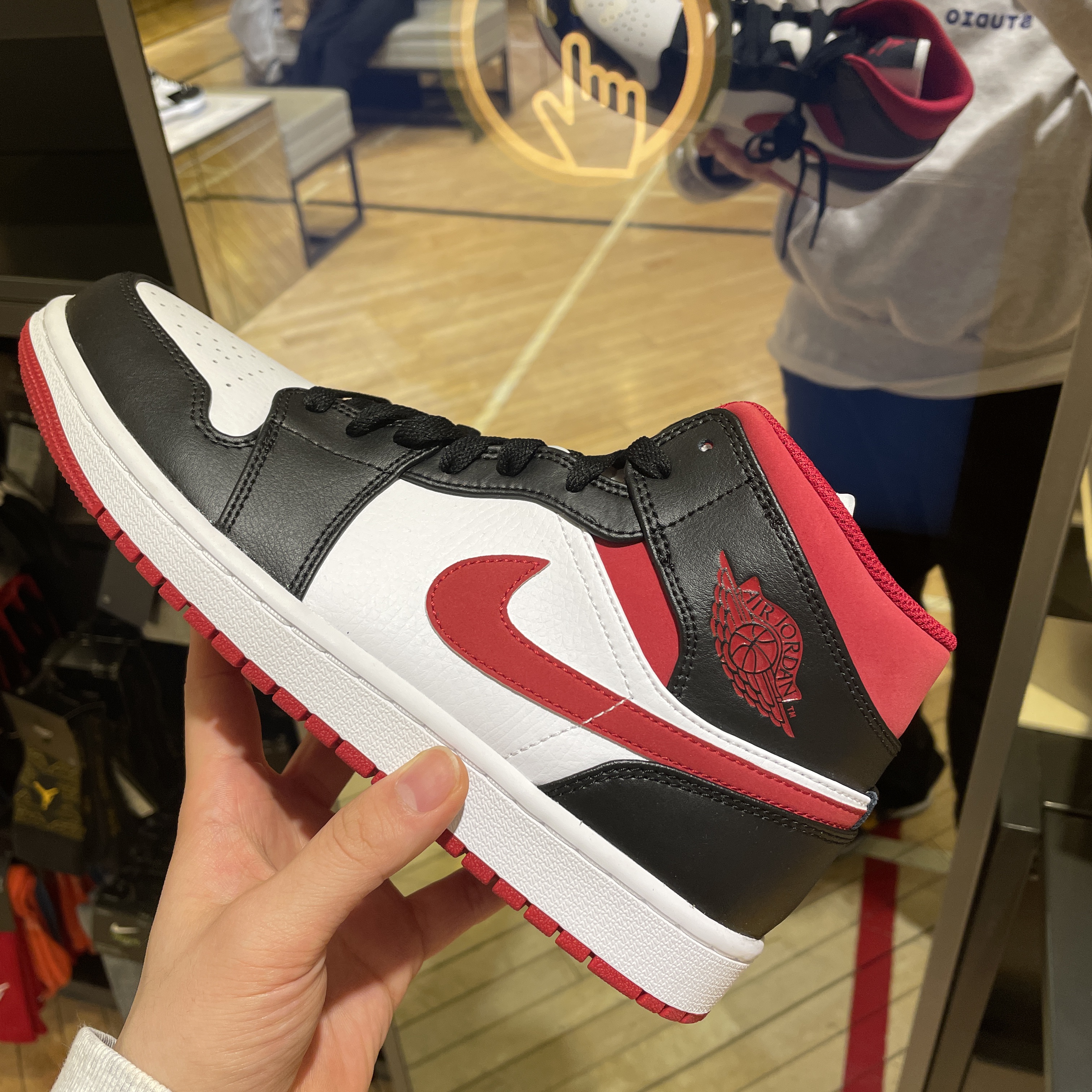 Jordan 1 Mid Gym Red Black White 착용 스타일
