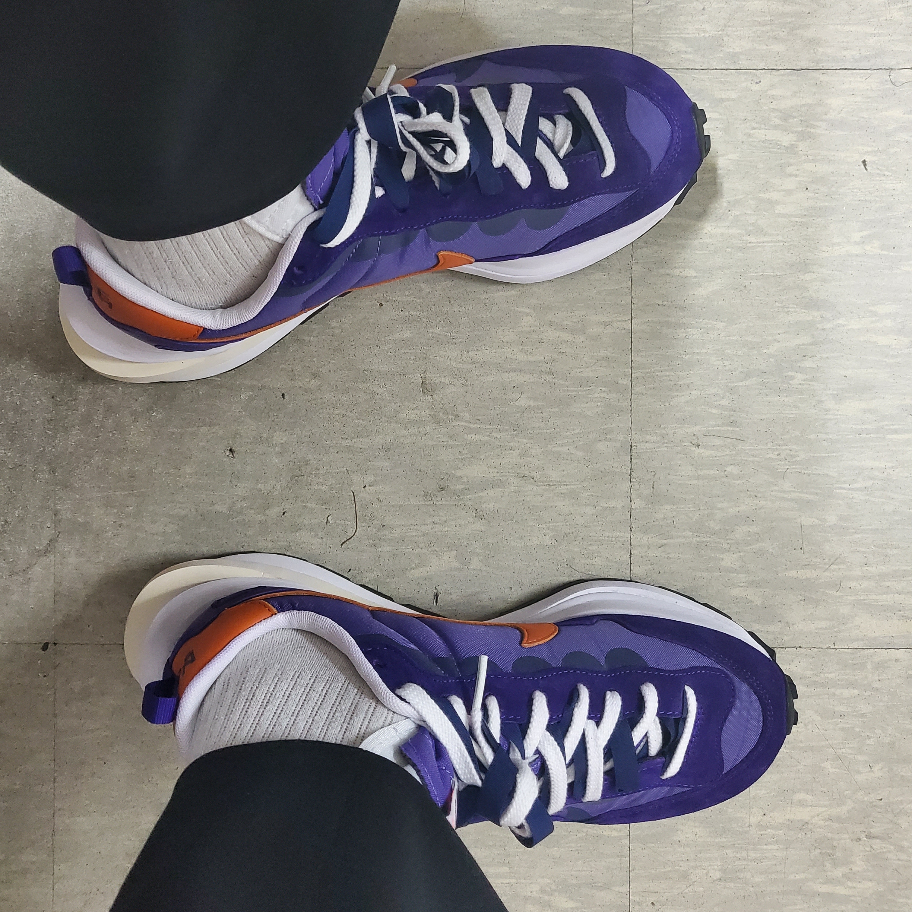 Nike x Sacai VaporWaffle Dark Iris 착용 스타일 - 3