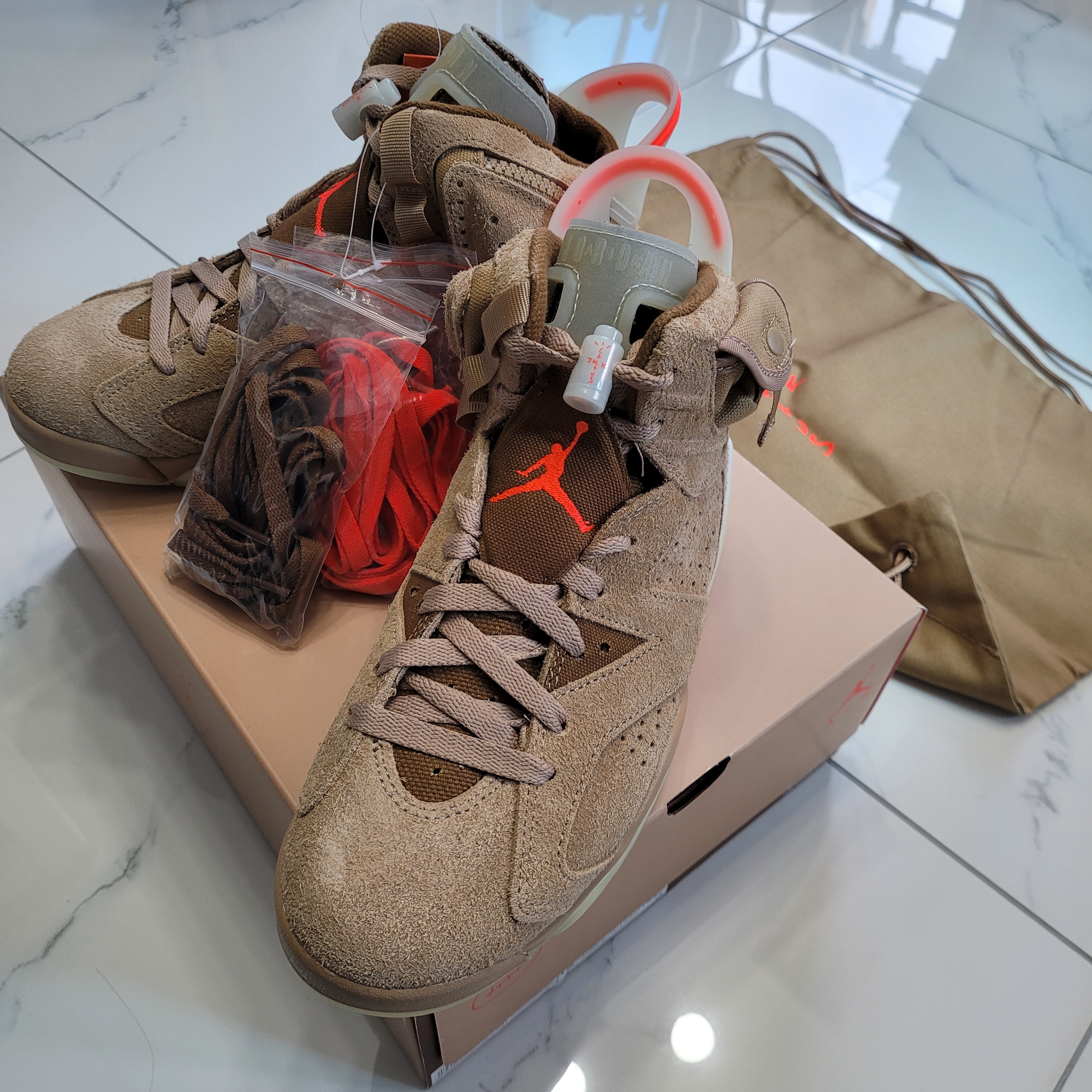 Jordan 6 x Travis Scott Retro SP British Khaki 착용 스타일