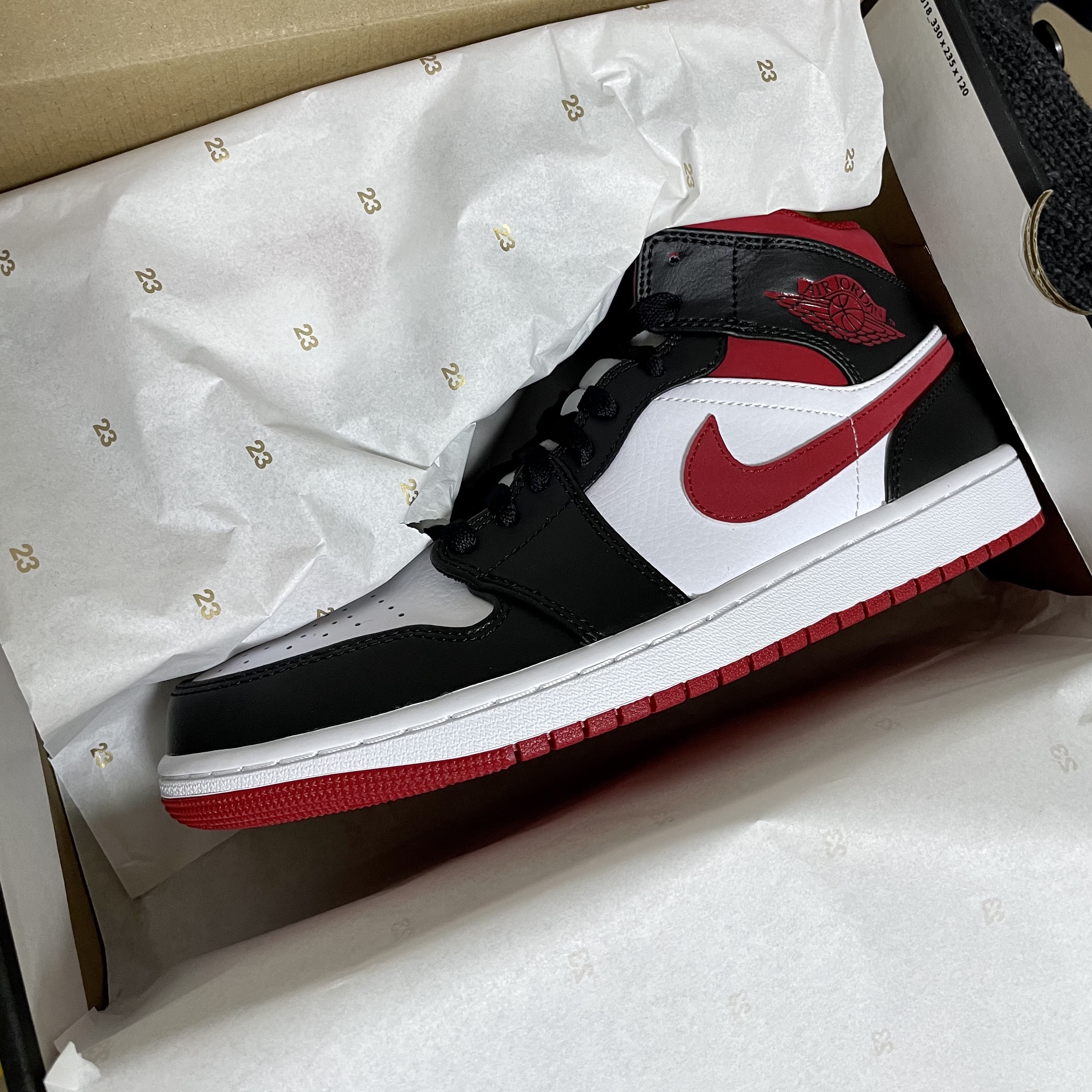 Jordan 1 Mid Gym Red Black White 착용 스타일 - 2
