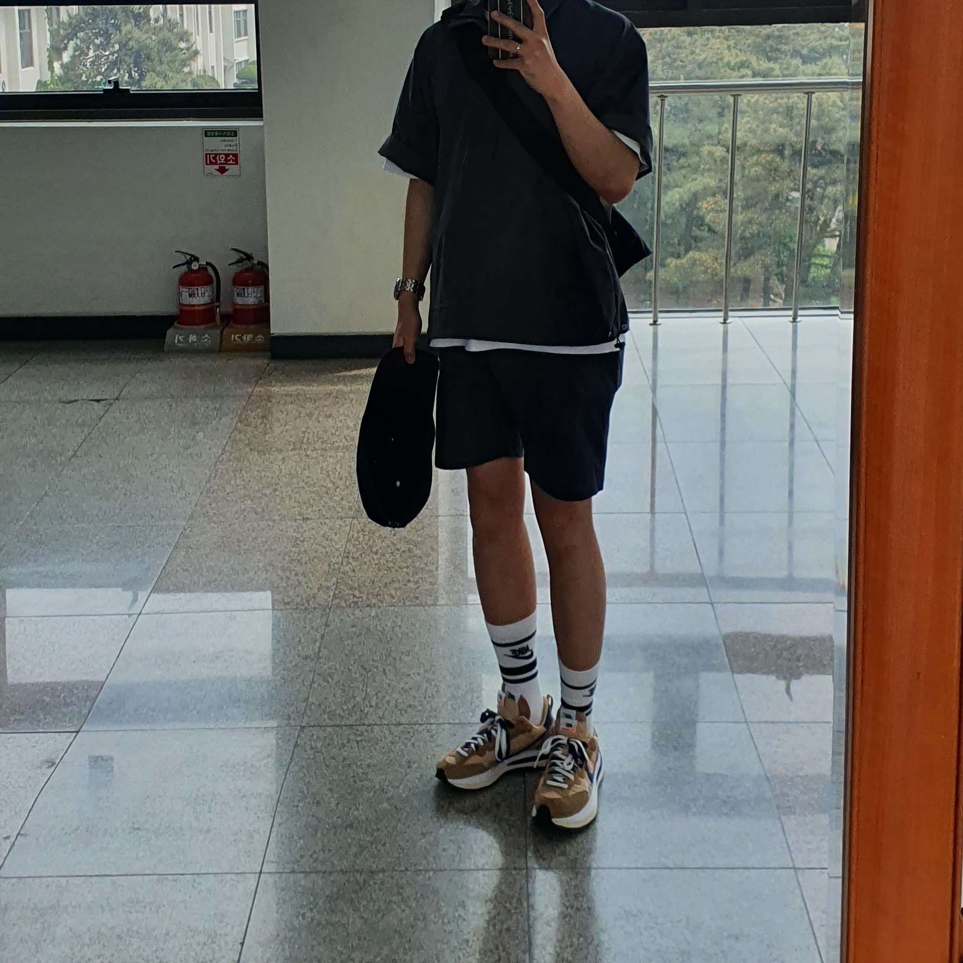 Nike x Sacai VaporWaffle Sesame and Blue Void 착용 스타일