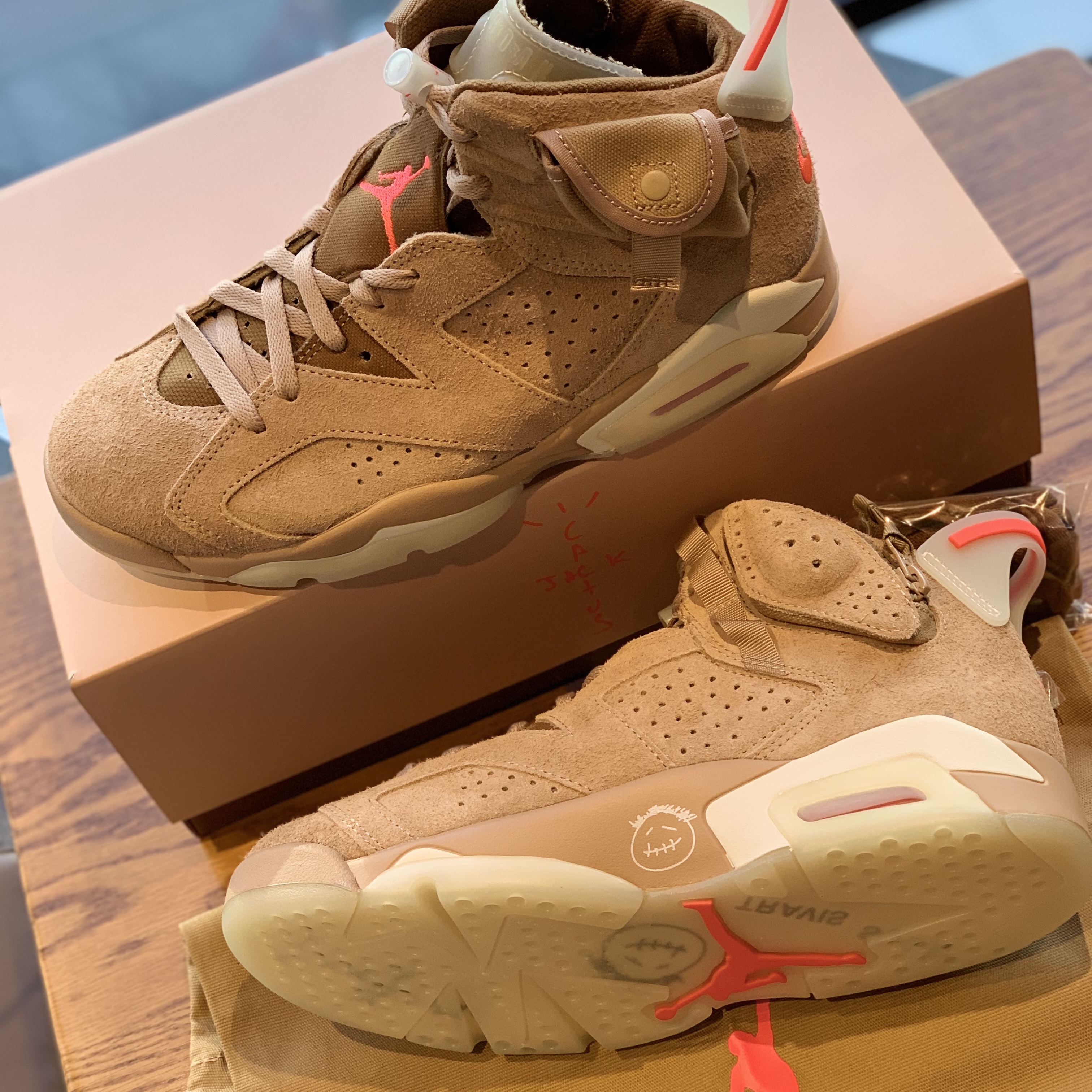 Jordan 6 x Travis Scott Retro SP British Khaki 착용 스타일 - 2