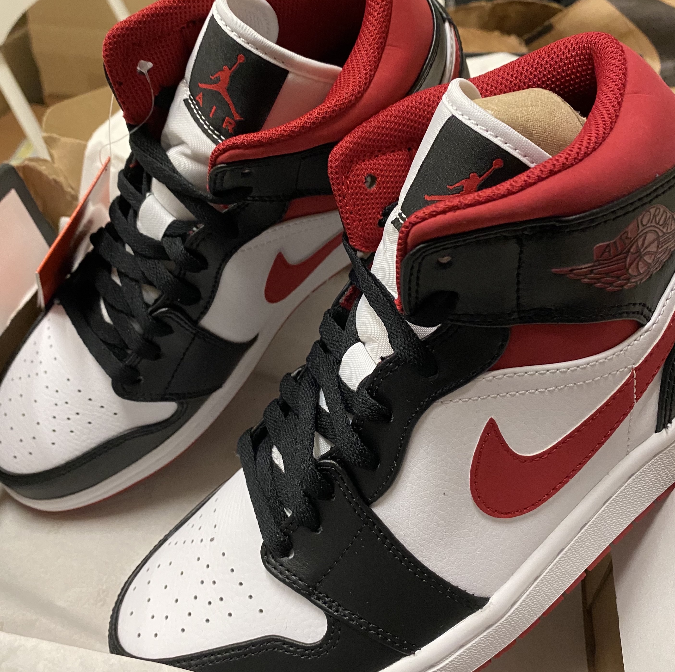 Jordan 1 Mid Gym Red Black White 착용 스타일