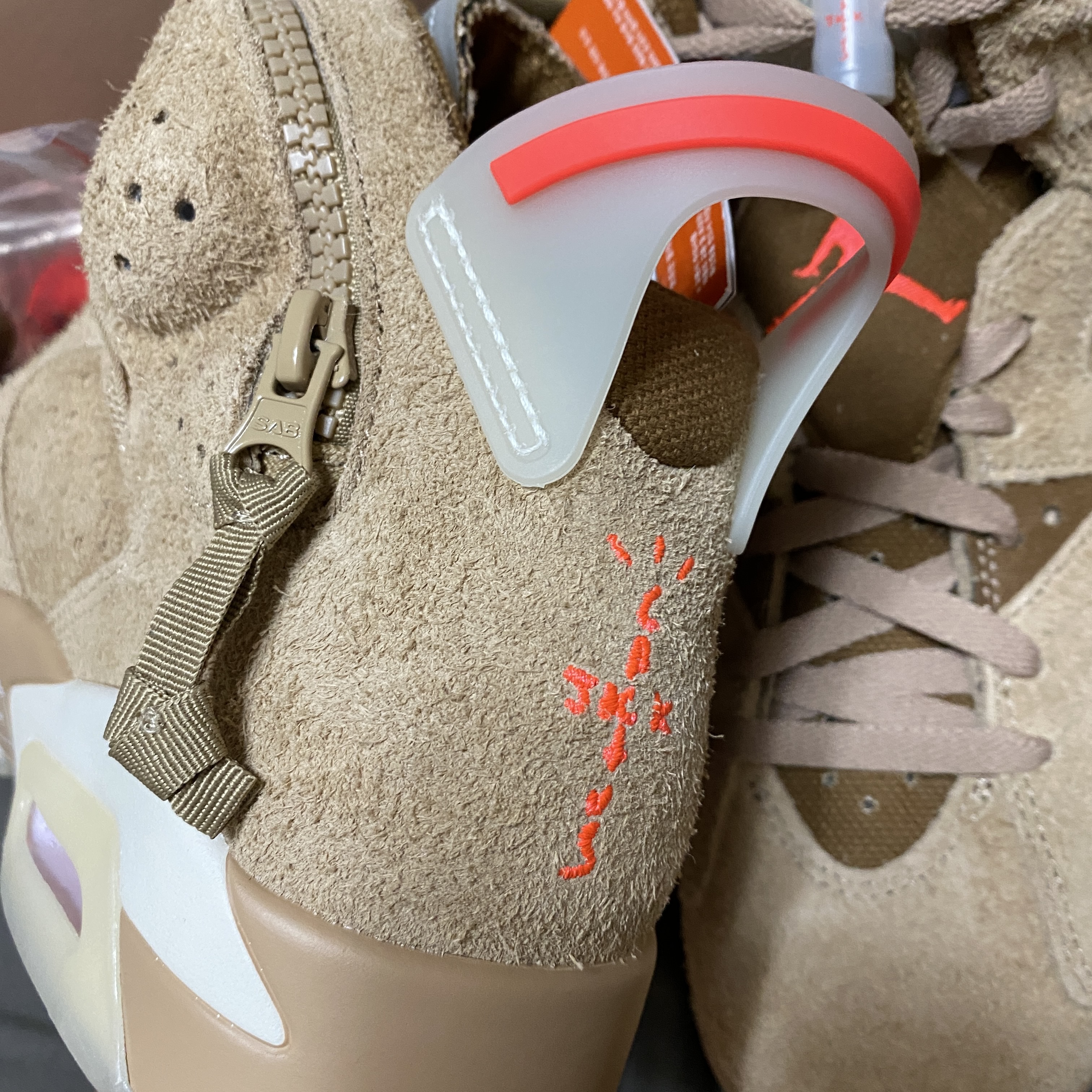 Jordan 6 x Travis Scott Retro SP British Khaki 착용 스타일 - 3