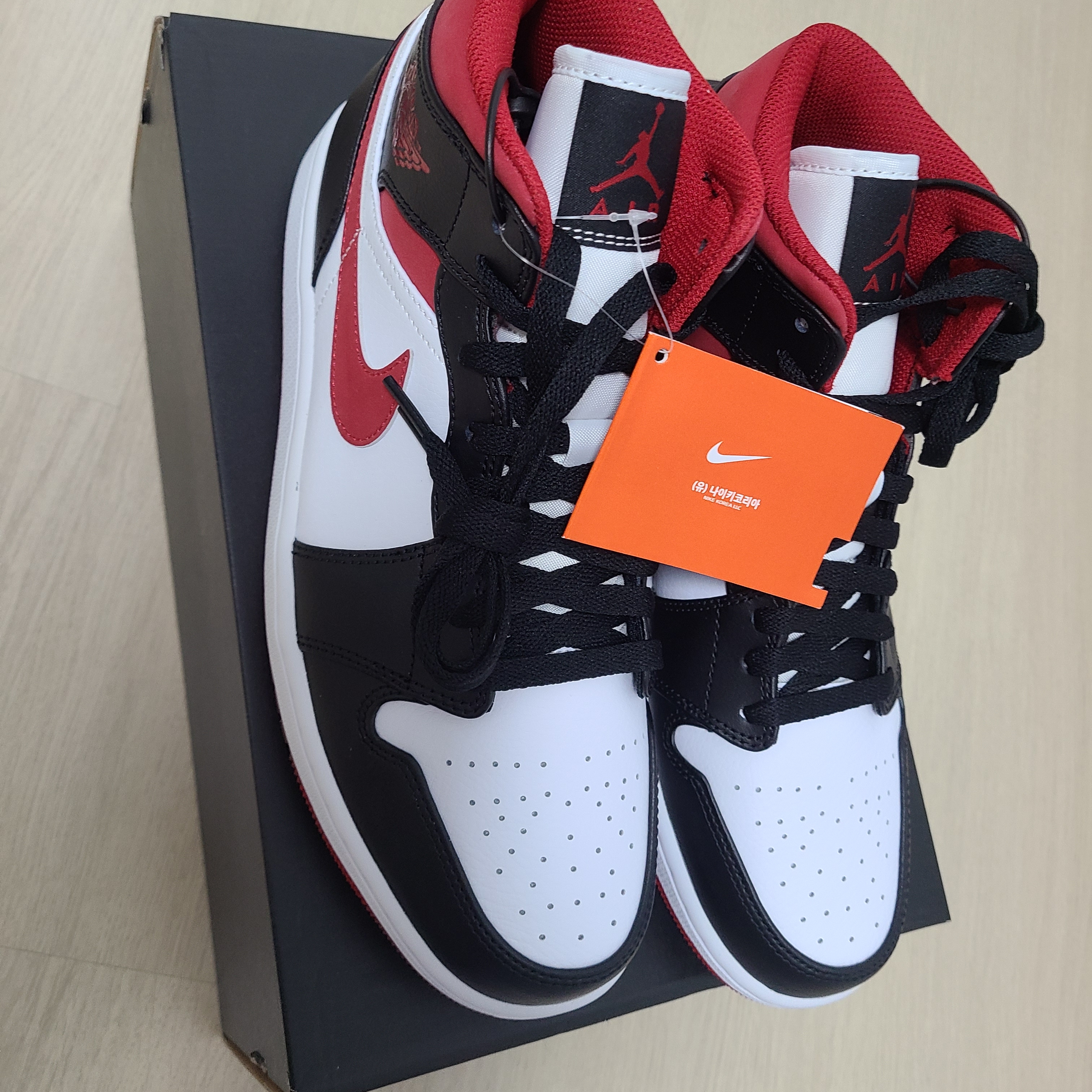 Jordan 1 Mid Gym Red Black White 착용 스타일 - 3